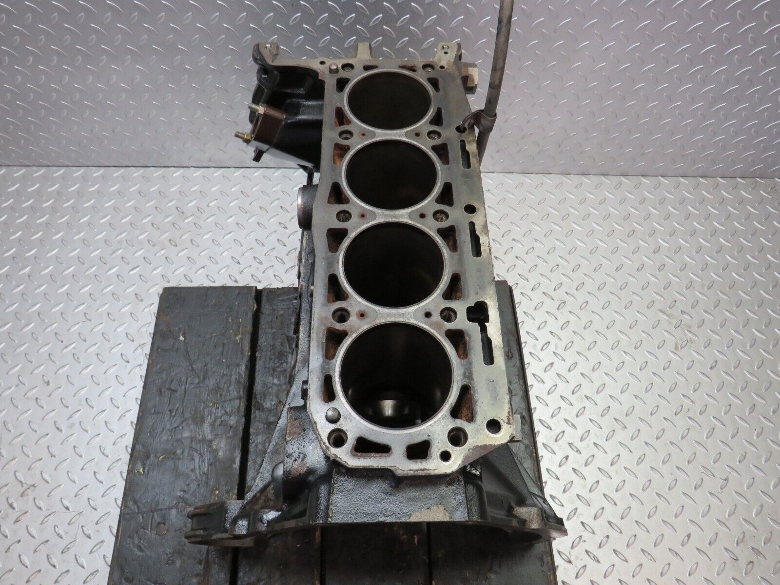 26094 Mercedes-Benz W123 200 Engine Block 1020110501 M102.920