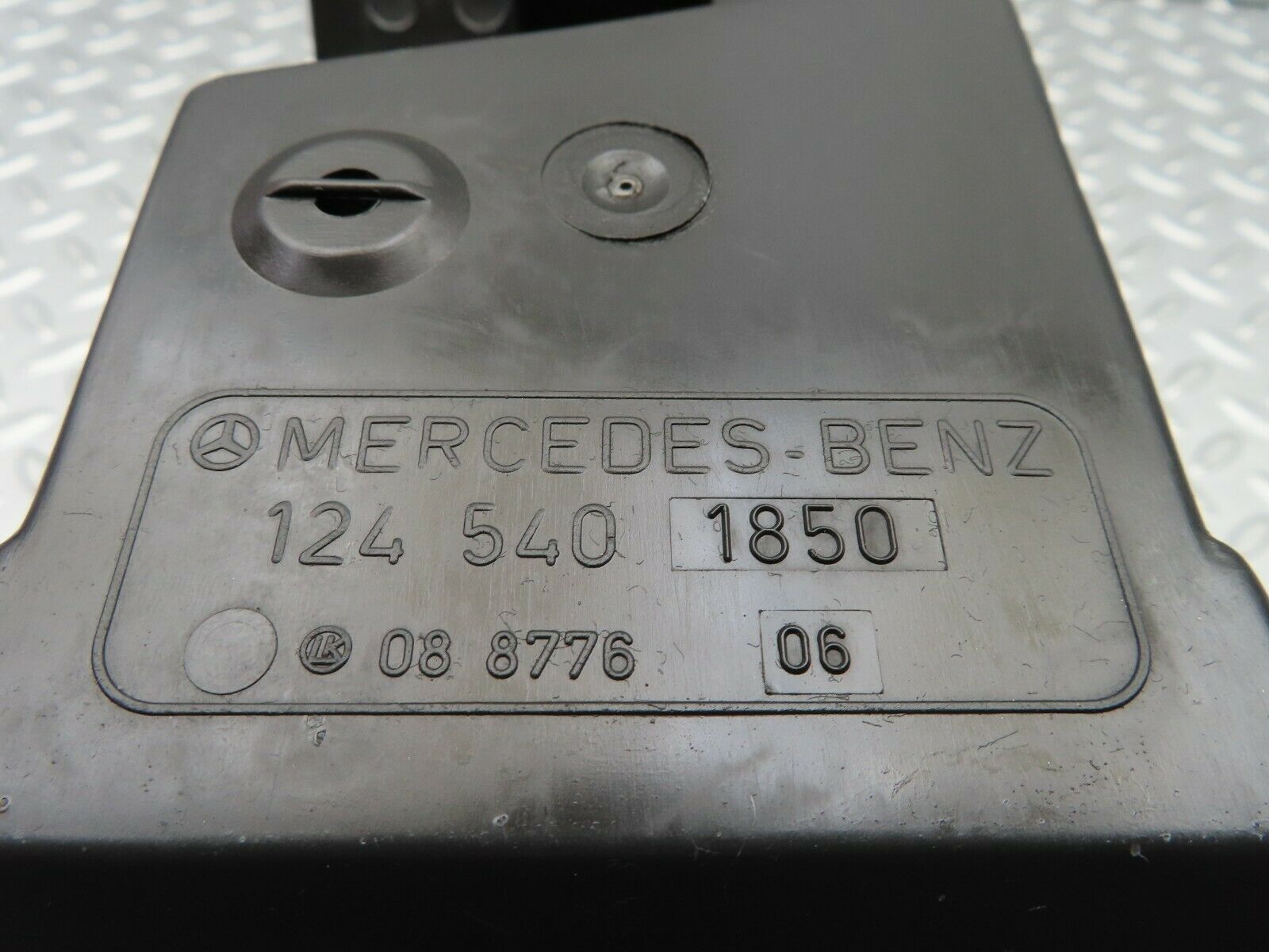 5496 Mercedes-Benz W124 230E Fuse Box 1245401850