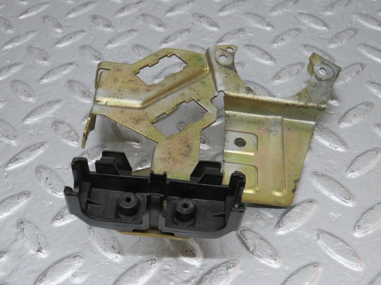 33309 Mercedes-Benz W202 C180 Relay Holder Bracket