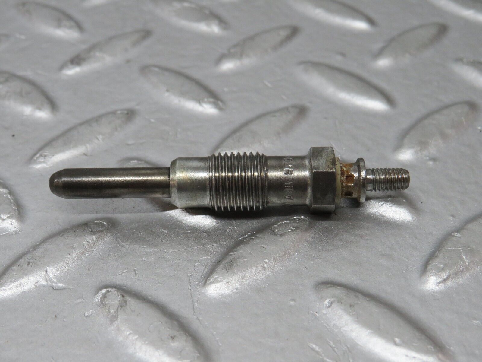32896 Mercedes-Benz W123 300D Glow Plug Bosch Y-902R 046