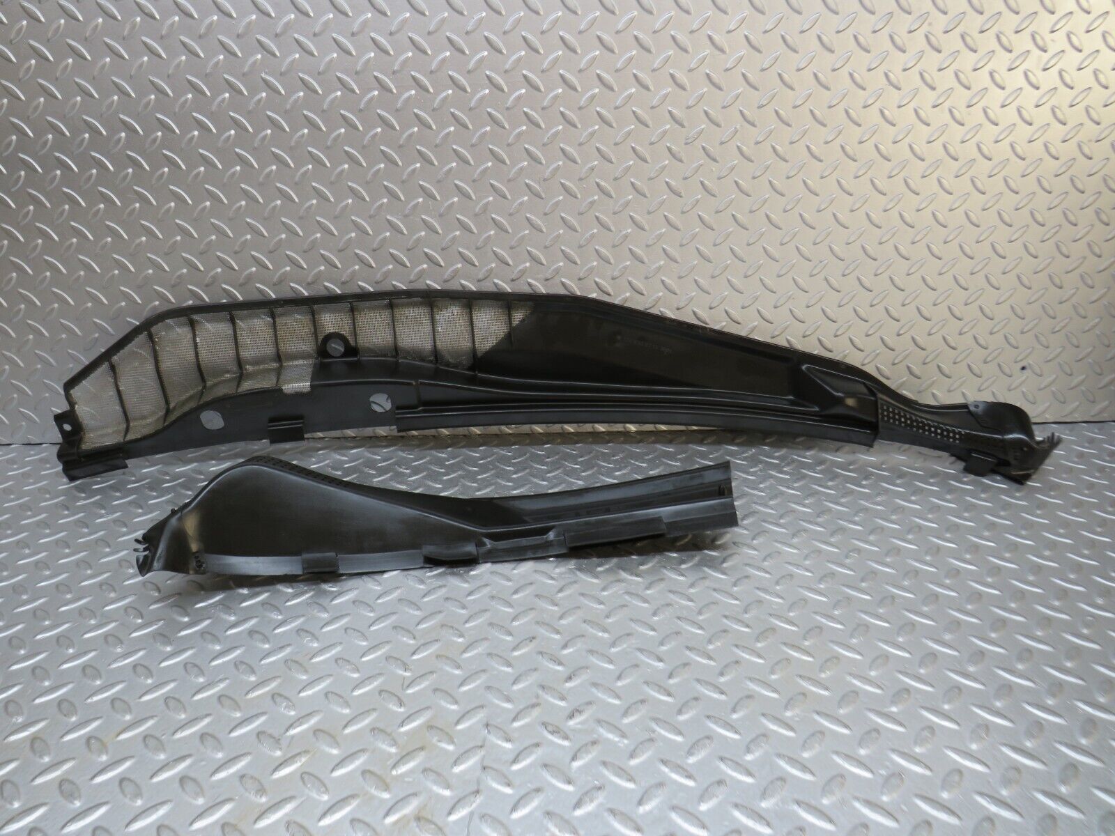 37031 Mercedes-Benz C126 420SEC Coupe Water Drain 1268300813 1268300713