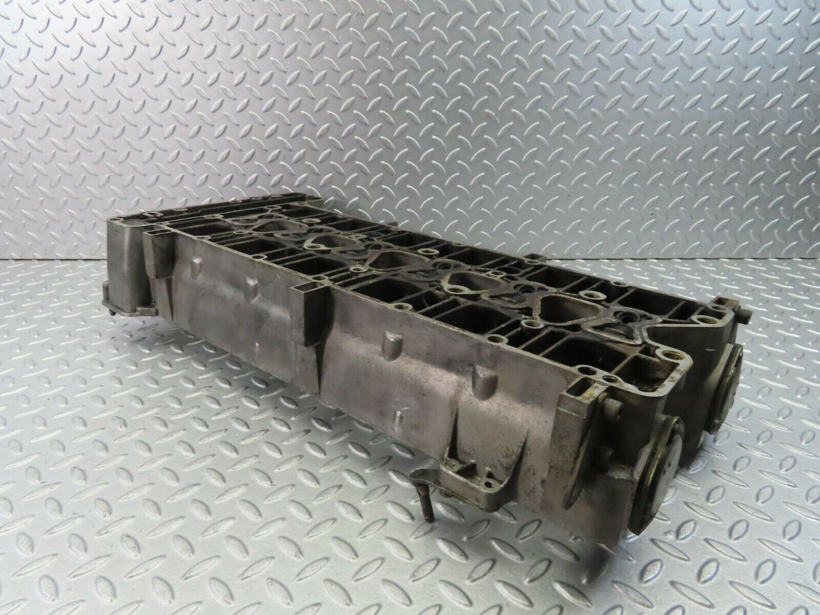 8555 Mercedes-Benz W114 Camshaft Bearing Casing 1100163304