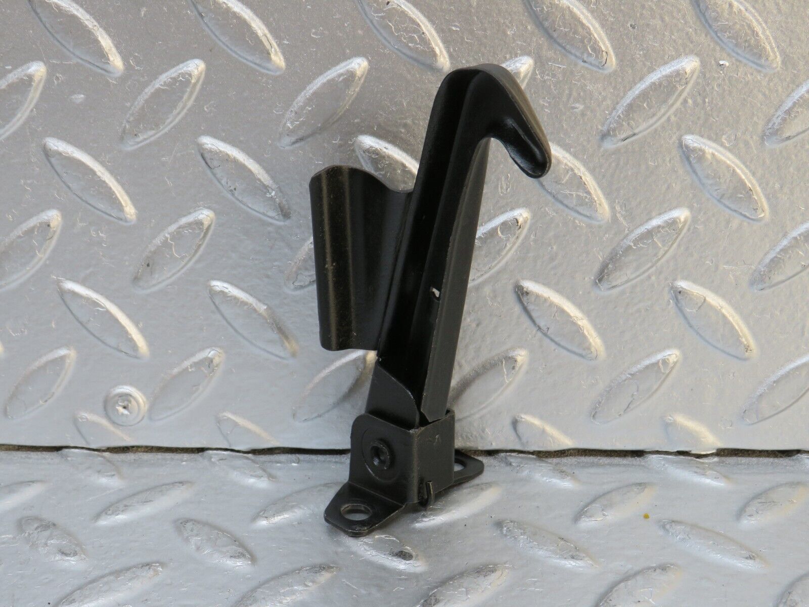 32244 Mercedes-Benz W116 350SE Bonnet Safety Right Side