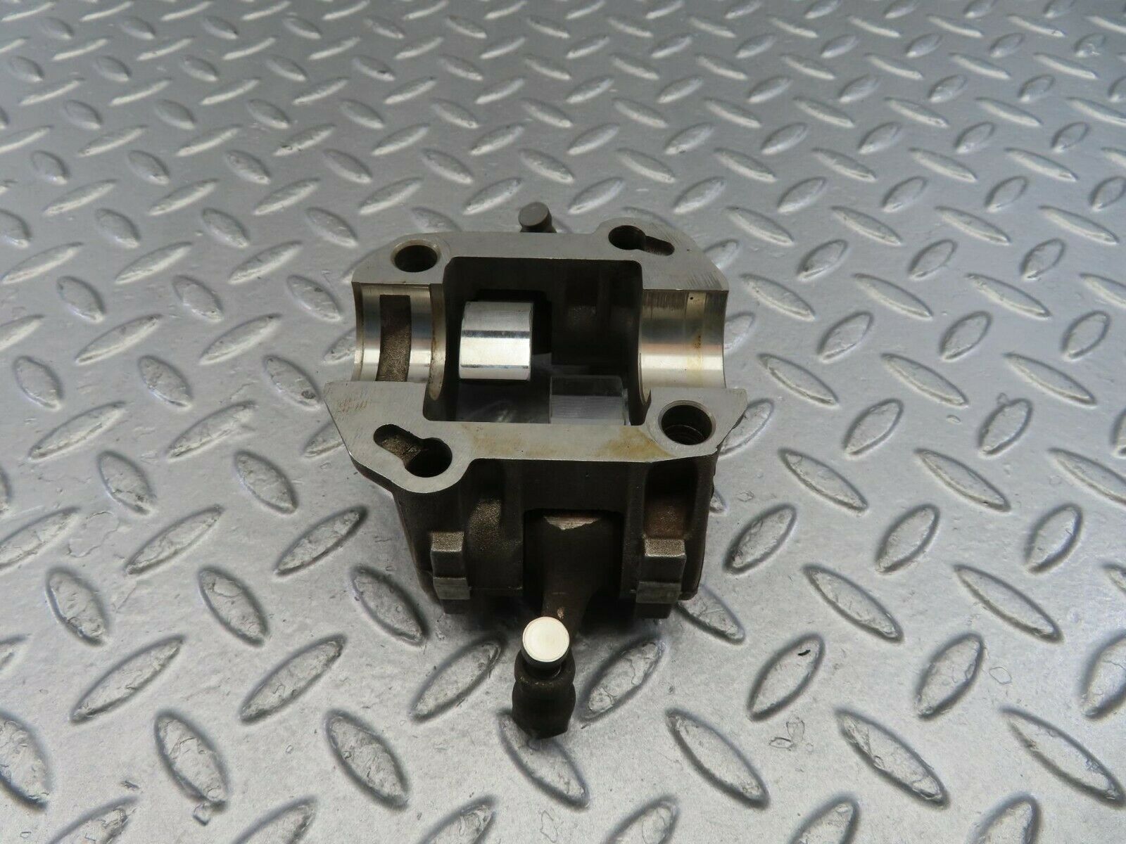 10075 Mercedes-Benz C123 230CE Coupe Rocker Arms Camshaft Bearing Block 1020510010