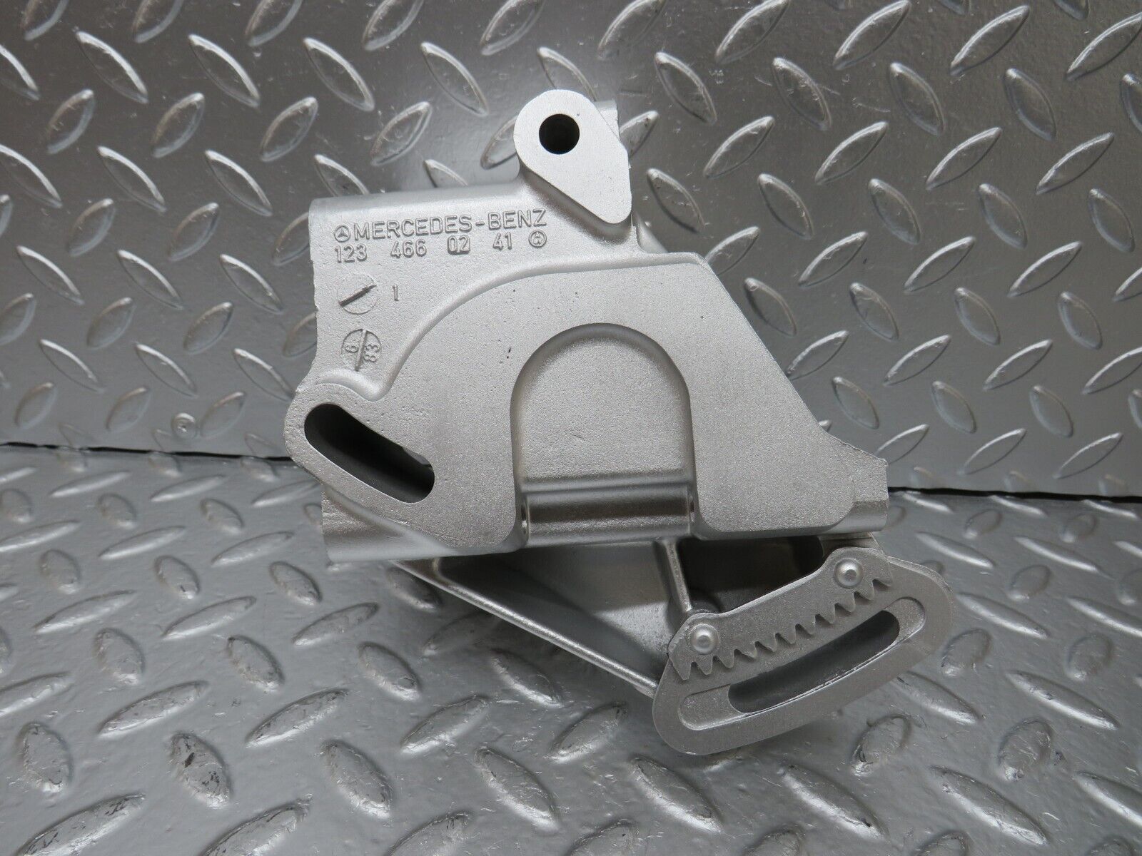 25489 Mercedes-Benz W123 200 Power Steering Pump Bracket 1234660241