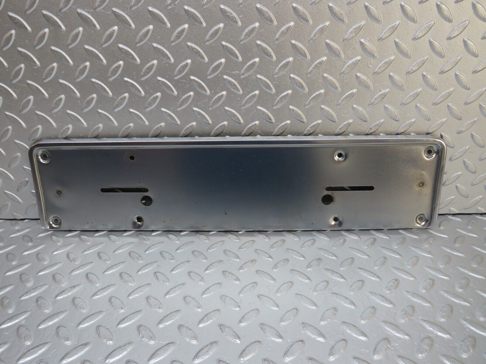 32512 Mercedes-Benz S124 300TE Wagon Rear number Plate Holder