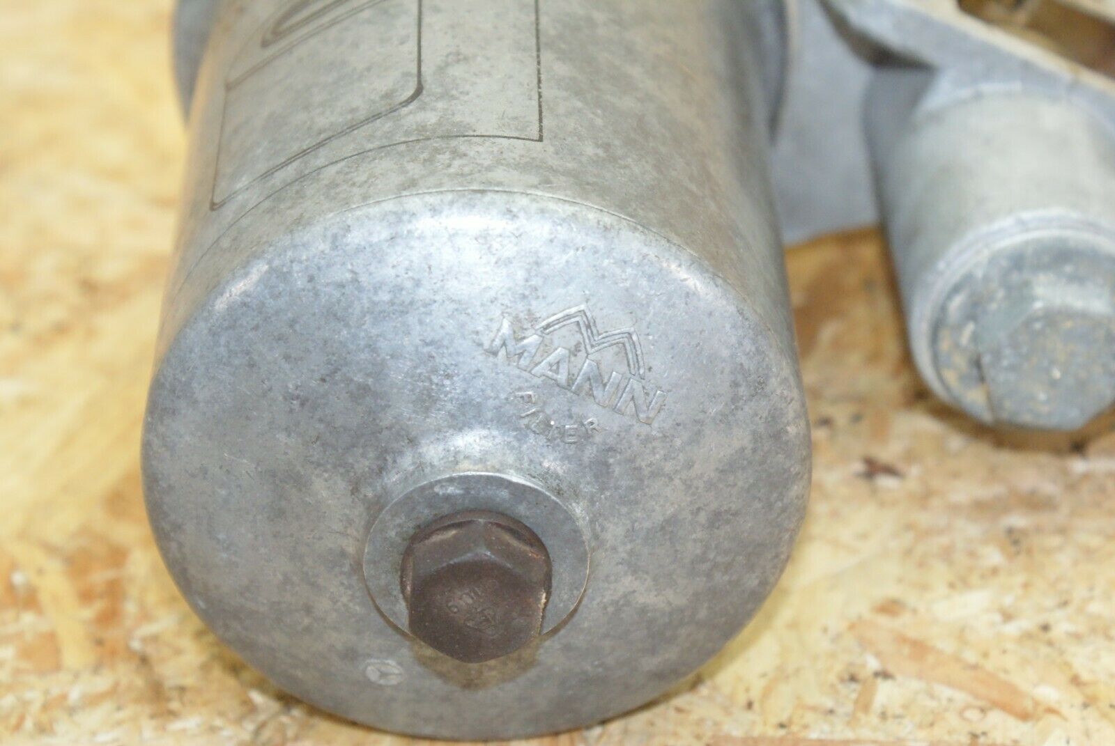 2376 Mercedes-Benz W123 280E Oil Filter House 1101800111