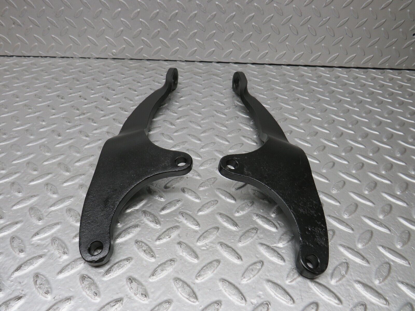 37659 Mercedes-Benz W109 300SEL Rear Anti Roll Bar Holder Bracket Pair