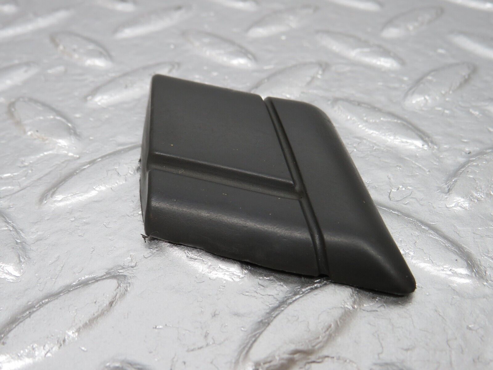 33998 Mercedes-Benz W124 260E Rear Right Fender Wing Centre Moulding Trim