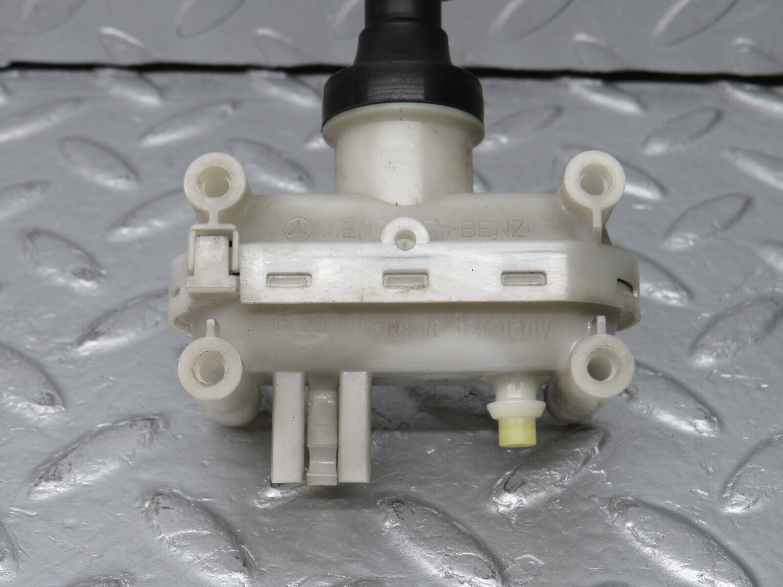 38909 Mercedes-Benz W201 190E 2.6L Rear Left Door Lock Vacuum Actuator