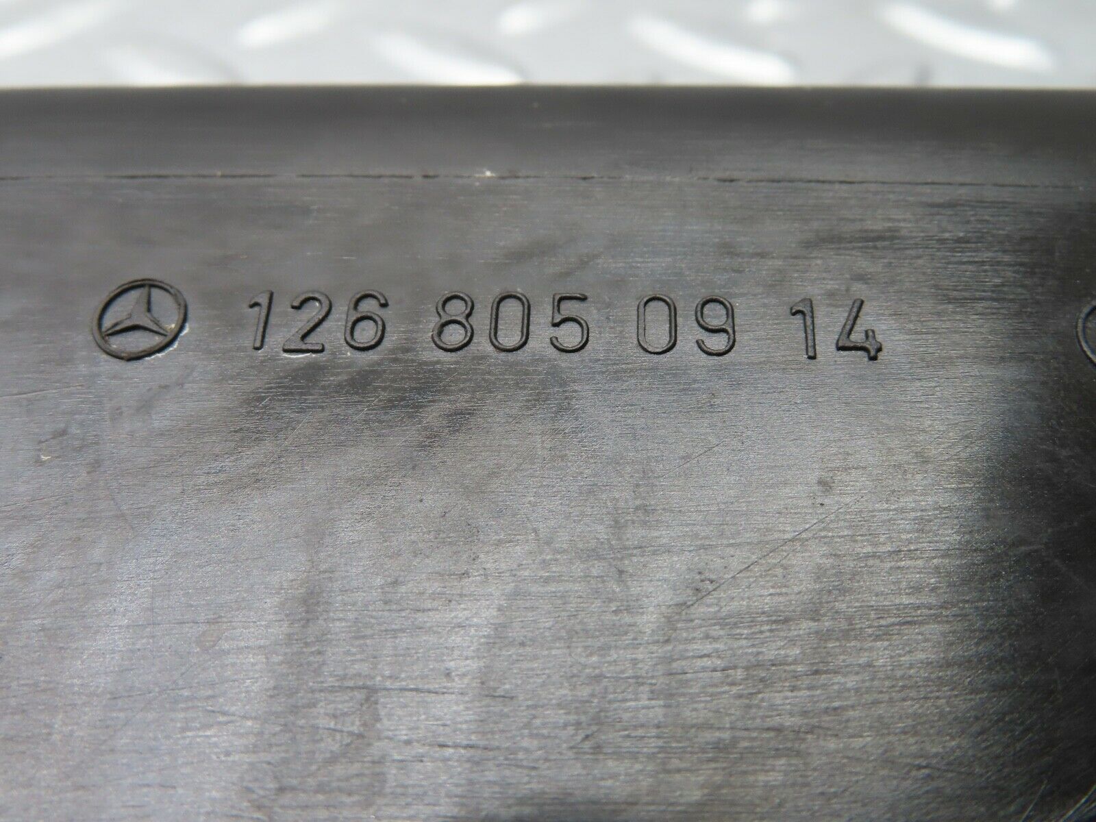 21632 Mercedes-Benz W126 300SE Vacuum Pump Housing Cover 1268050914