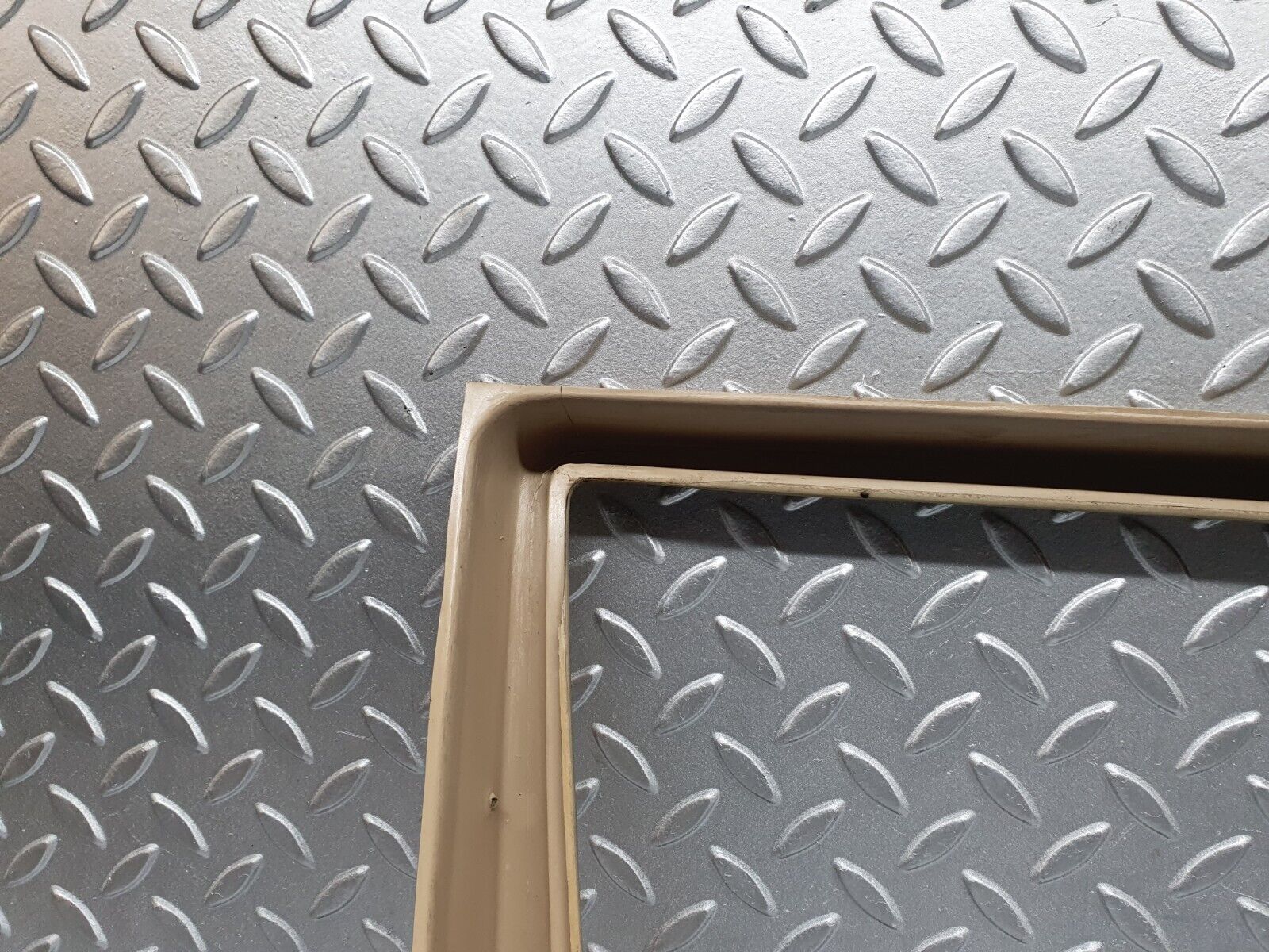 40978 Mercedes-Benz W126 300SE Front Right Door Window Frame Cover 1267250471