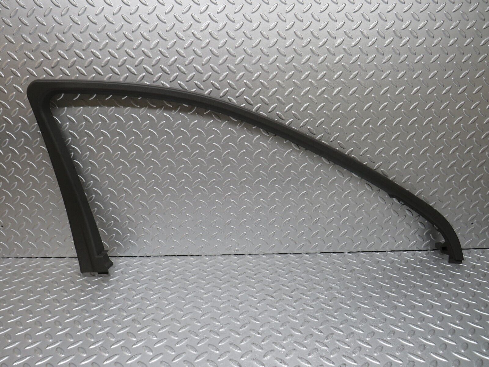 35286 Mercedes-Benz W221 Front Left Door Window Frame Trim 2217250171