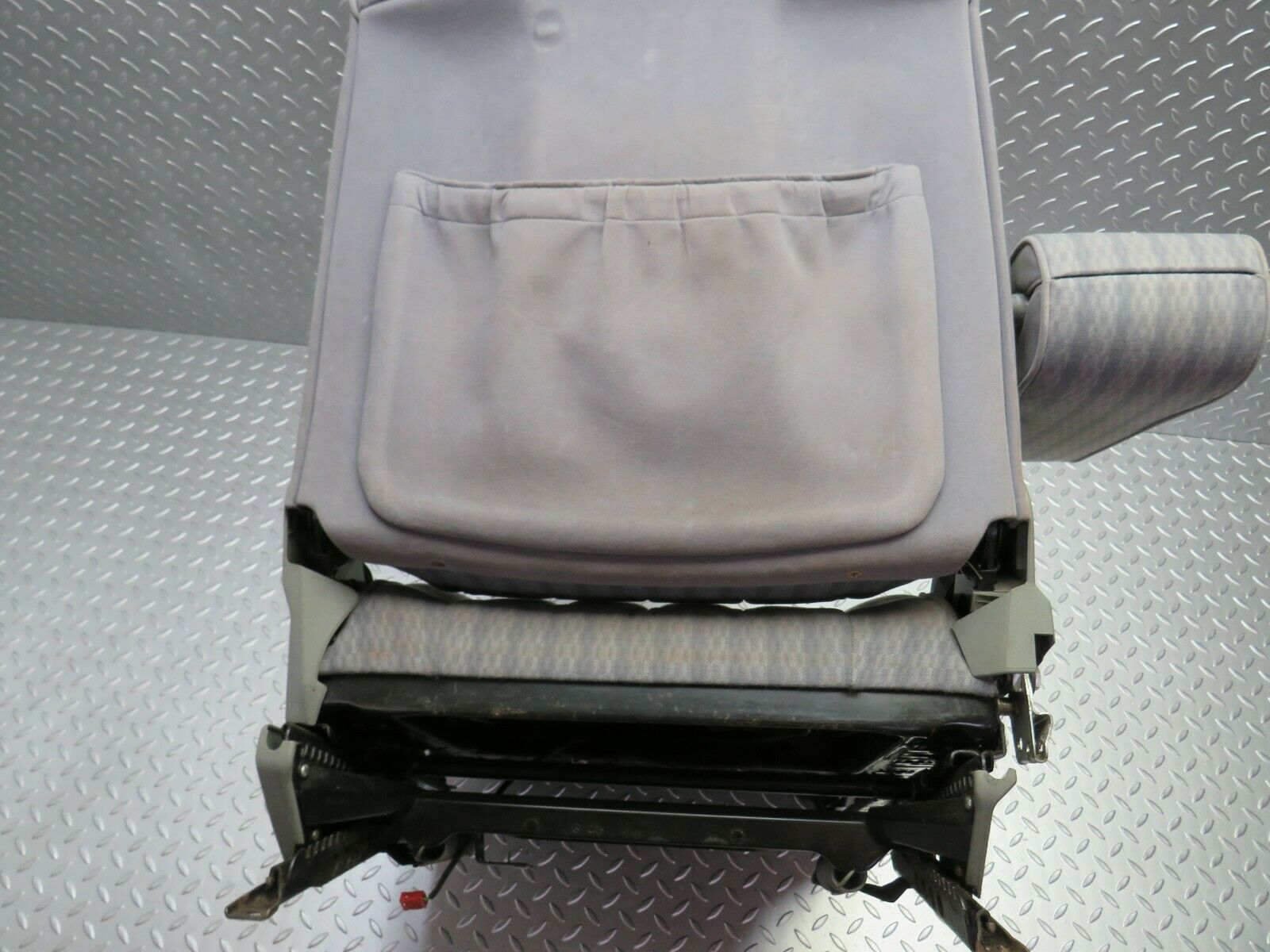 24370 Mercedes-Benz S124 220TE Wagon Front Left Seat Grey