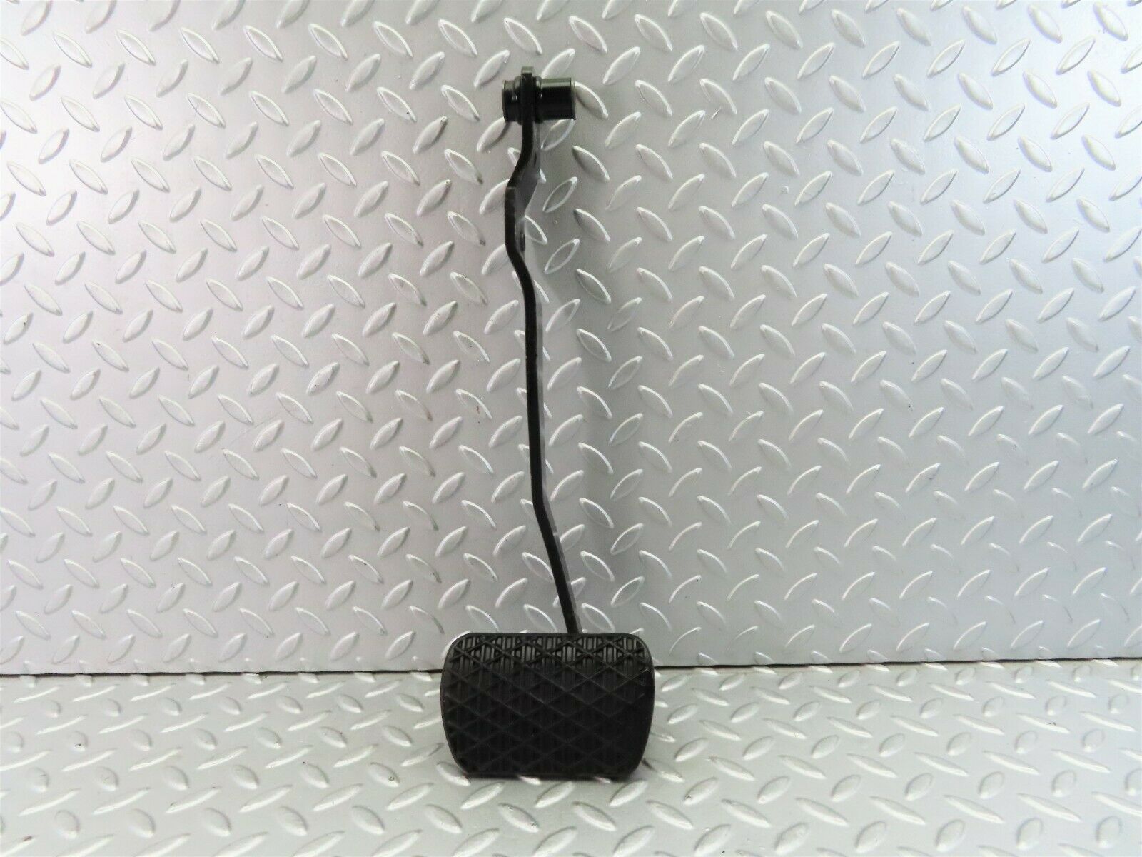 7682 Mercedes-Benz S123 230TE Wagon Brake Pedal With Rubber 1232910082