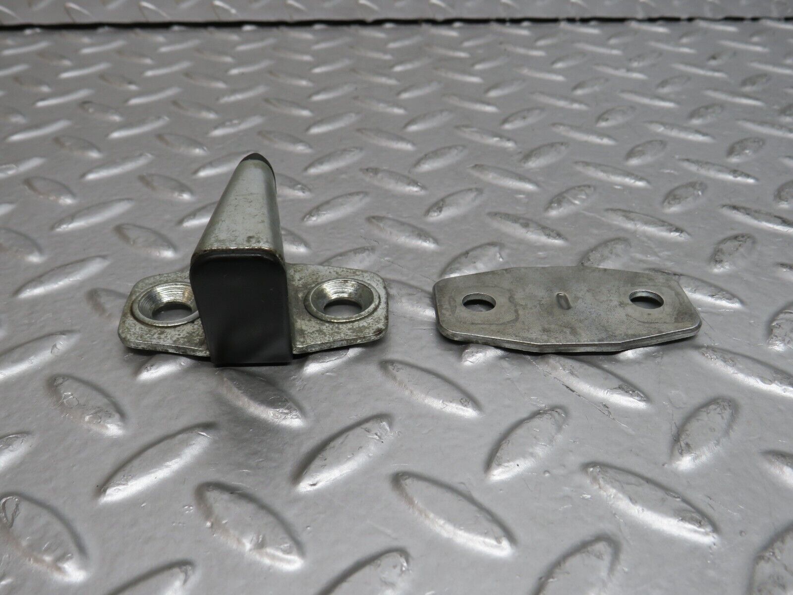 29572 Mercedes-Benz W124 230E Door Lock Latch