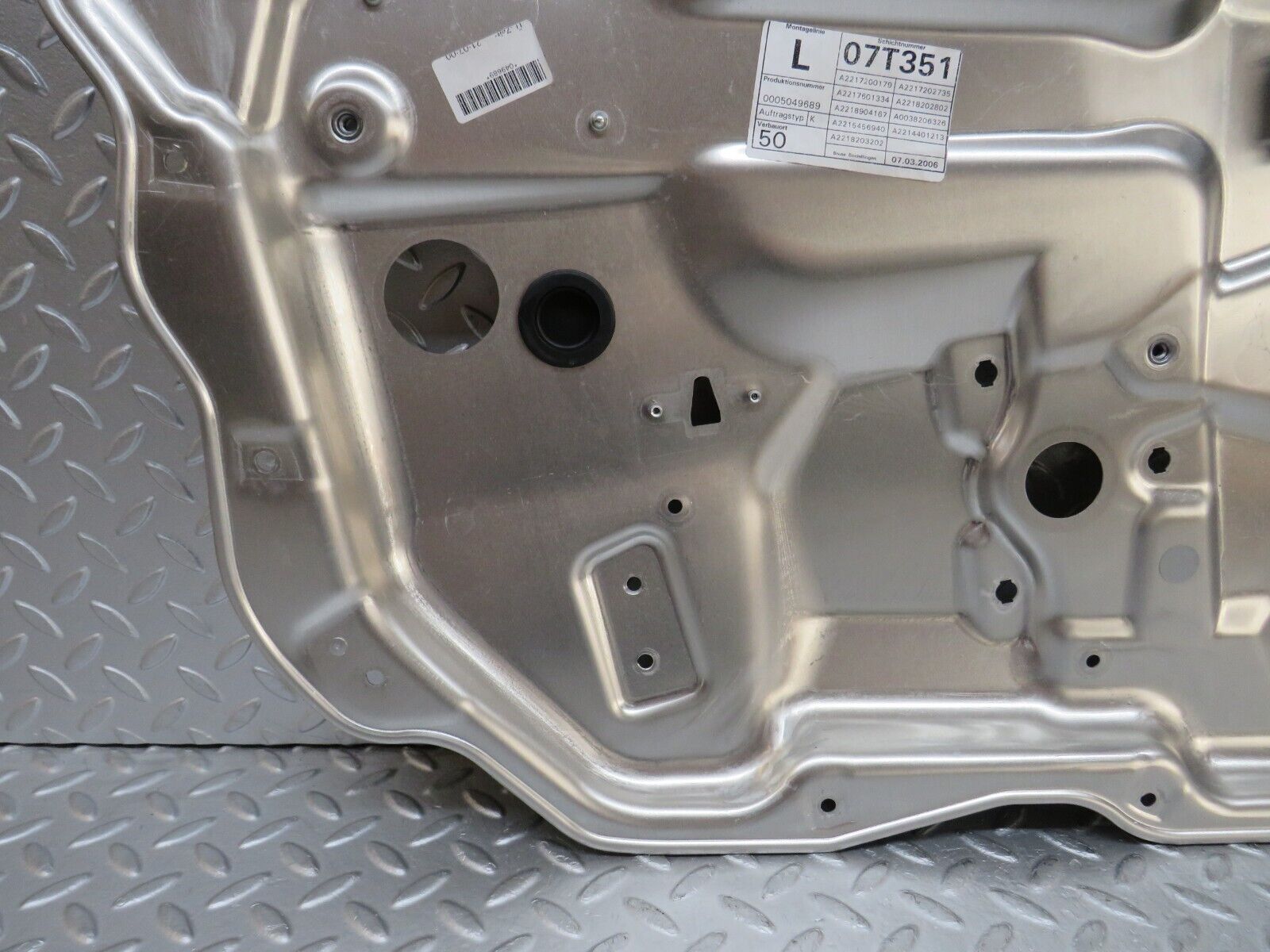 35105 Mercedes-Benz W221 Front Left Window Regulator Support Panel