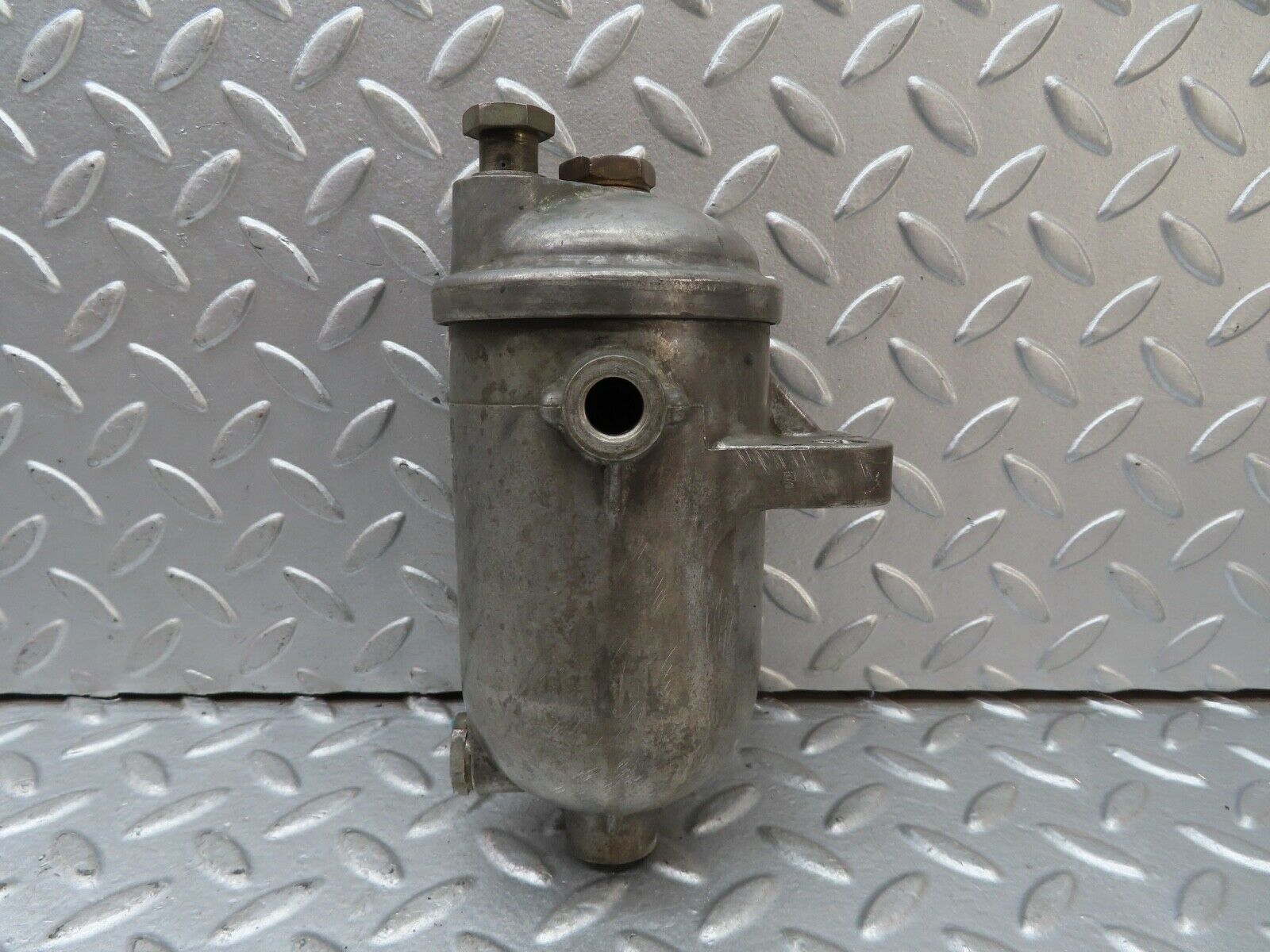 19224 Mercedes-Benz W123 300D Fuel Filter Housing 0450101011