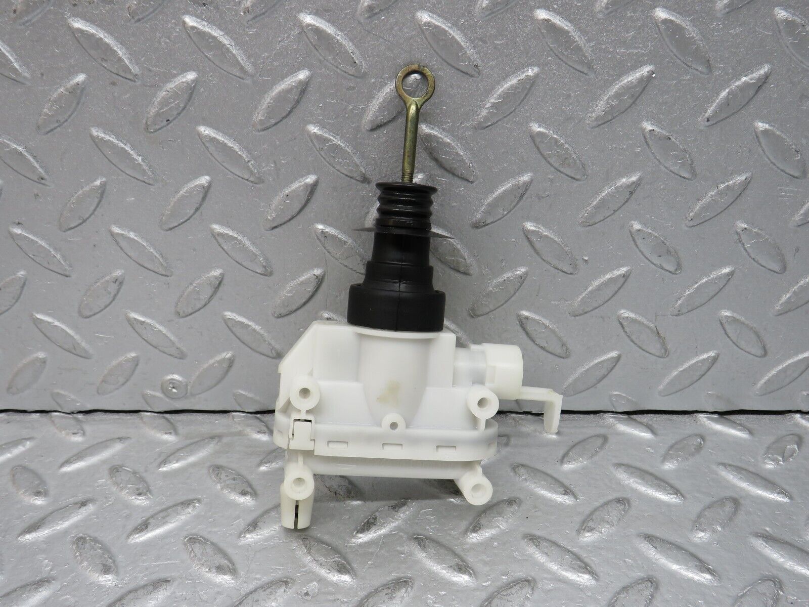 37771 Mercedes-Benz A124 320E Cabriolet Right Door Lock Vacuum Actuator