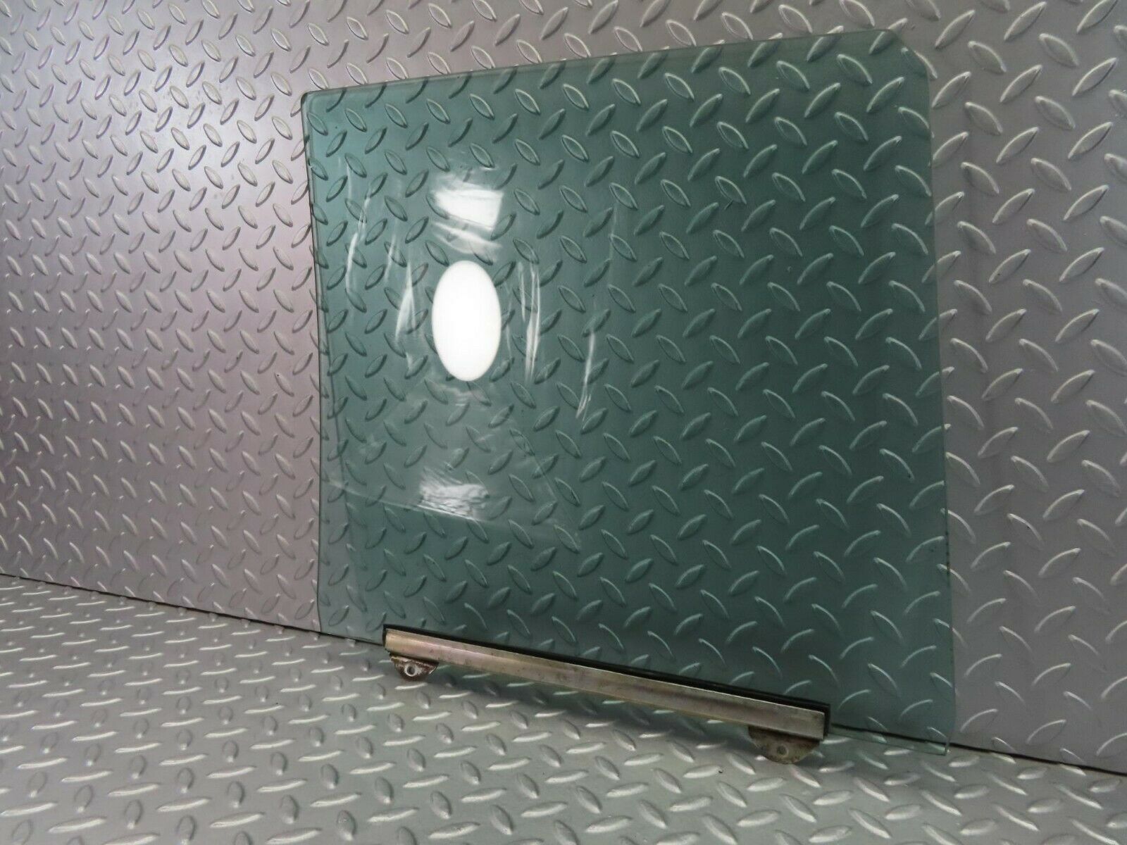 7864 Mercedes-Benz W115 220D Front Left Door Window Glass