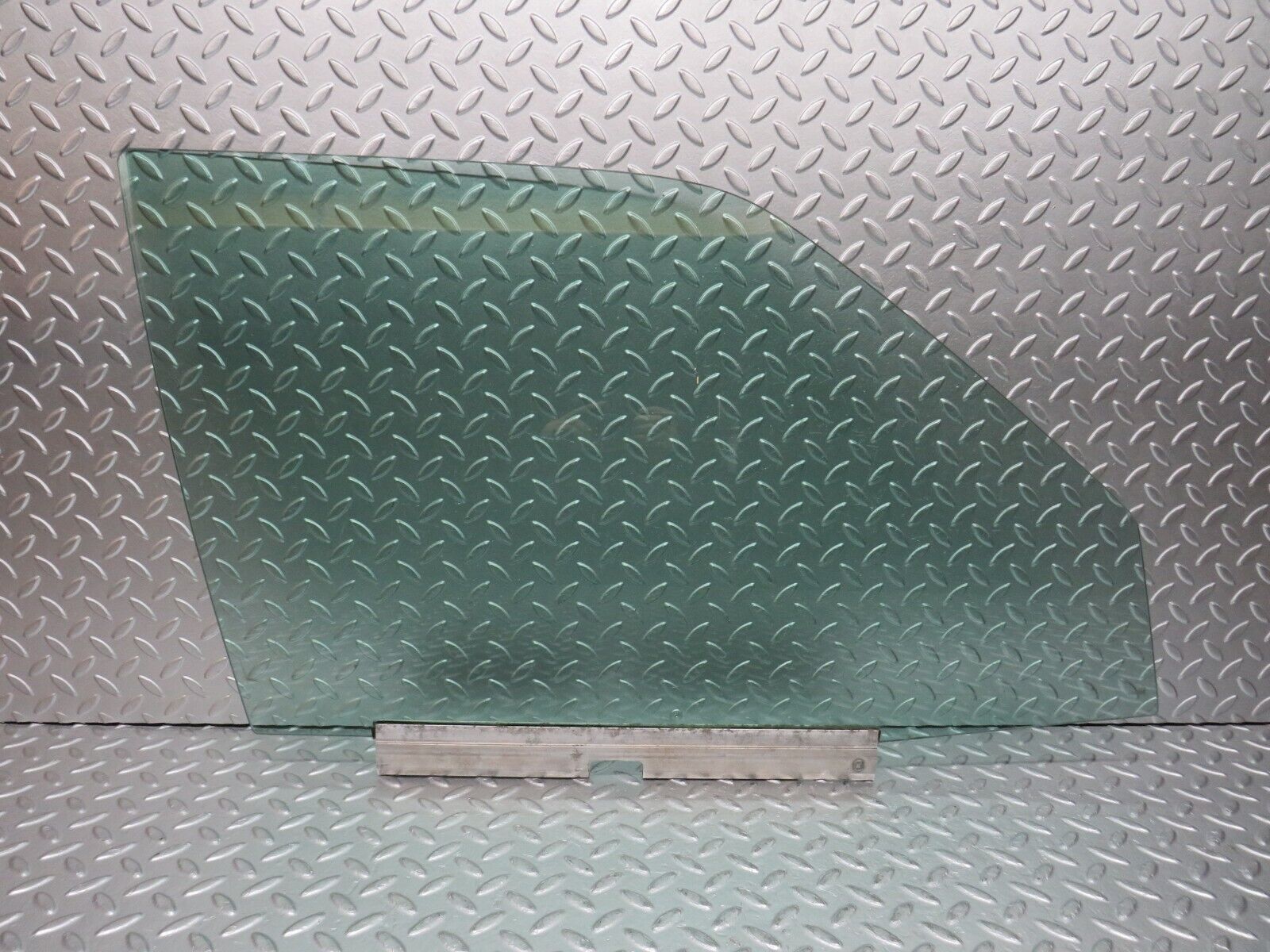 31474 Mercedes-Benz S124 220TE Wagon Front Right Door Window Glass