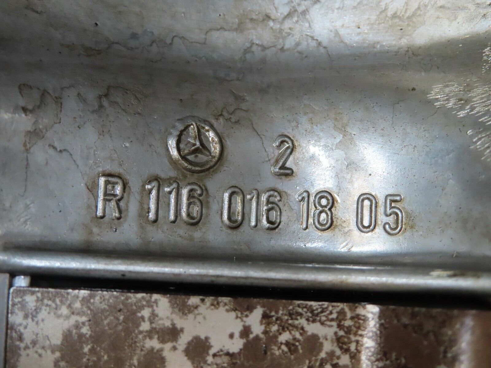 16530 Mercedes-Benz C107 350SLC Coupe Cylinder Head Valve Cover Left 1160161805