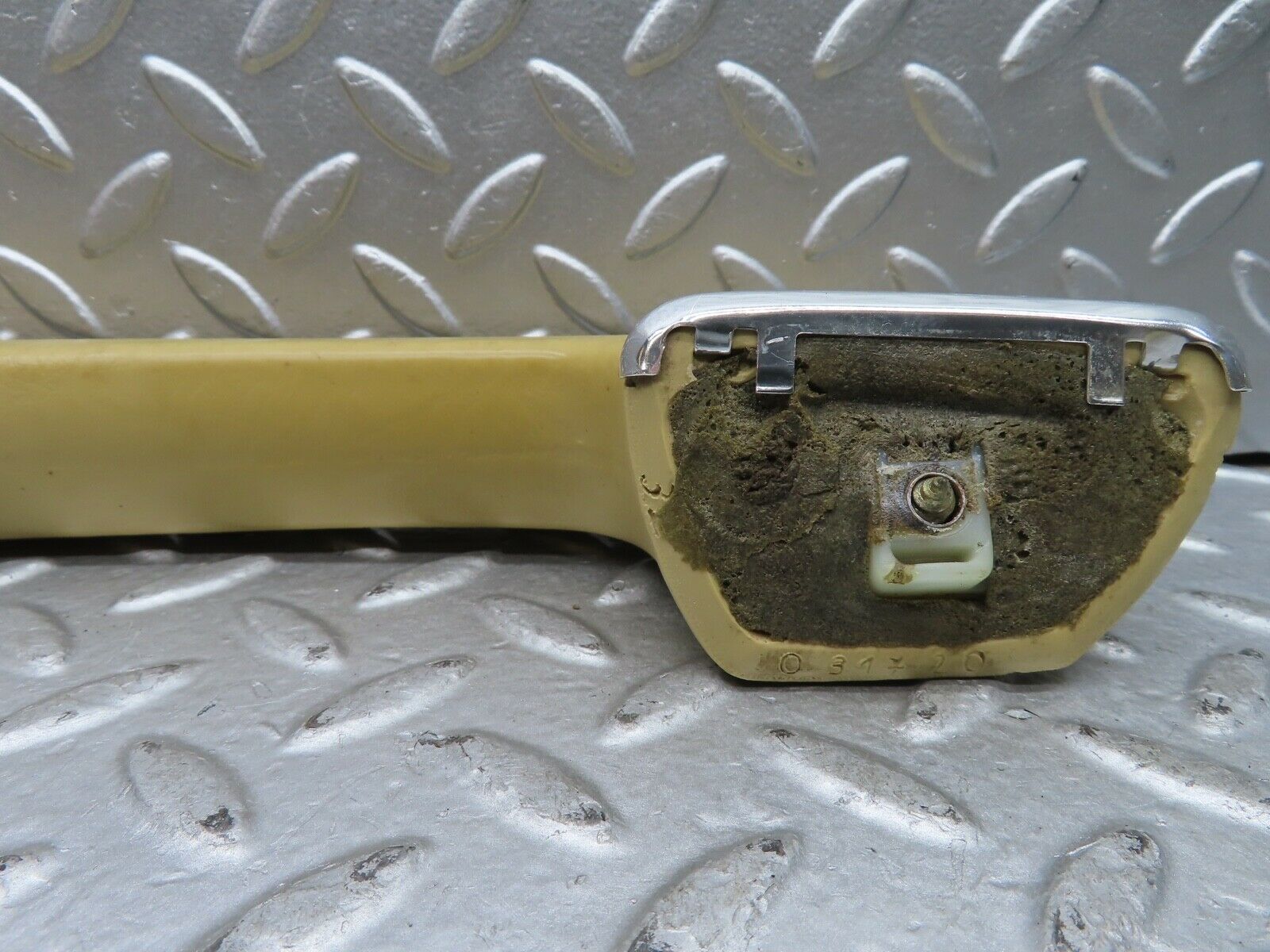21028 Mercedes-Benz W123 230E Interior Door Handle Right Side Beige 1239702001