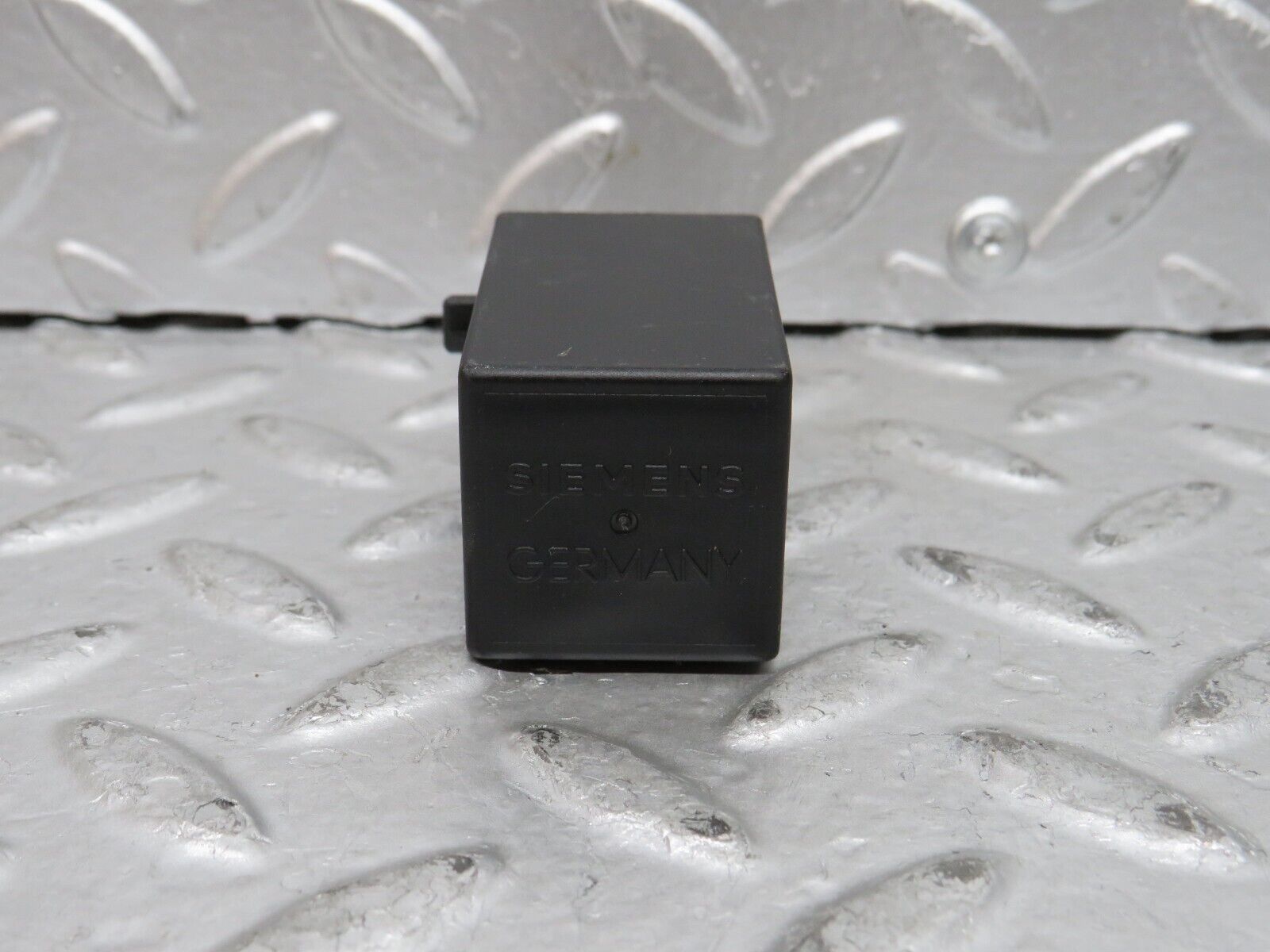 28316 Mercedes-Benz S123 240D Wagon Intermittent Wiper Relay 0008210863