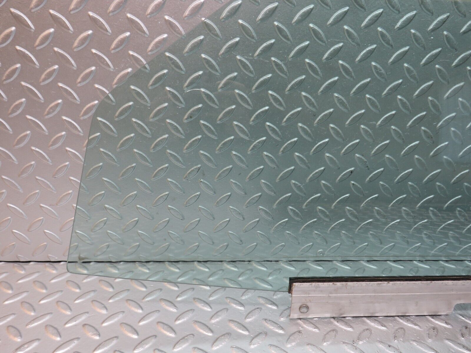 33830 Mercedes-Benz W201 190E 2.0L Front Left Door Window Glass