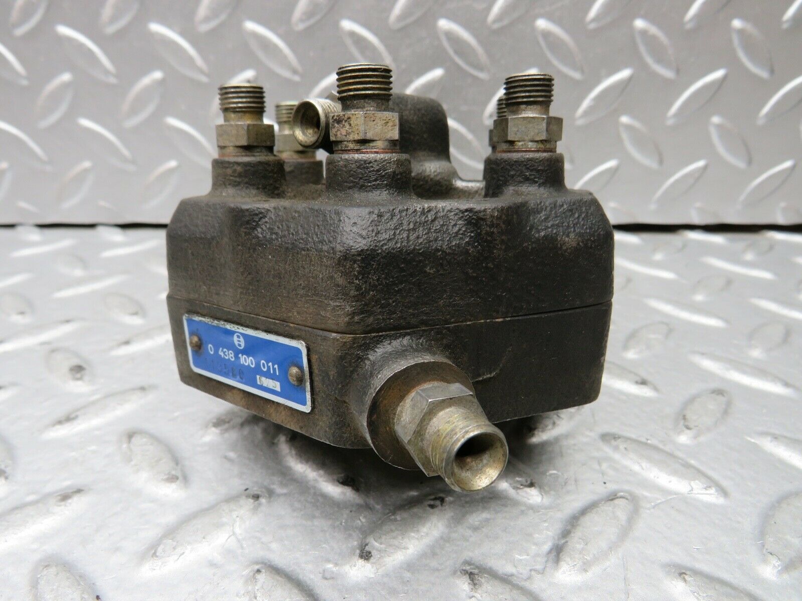 21834 Mercedes-Benz W123 280E Fuel Distributor Bosch 0438100011