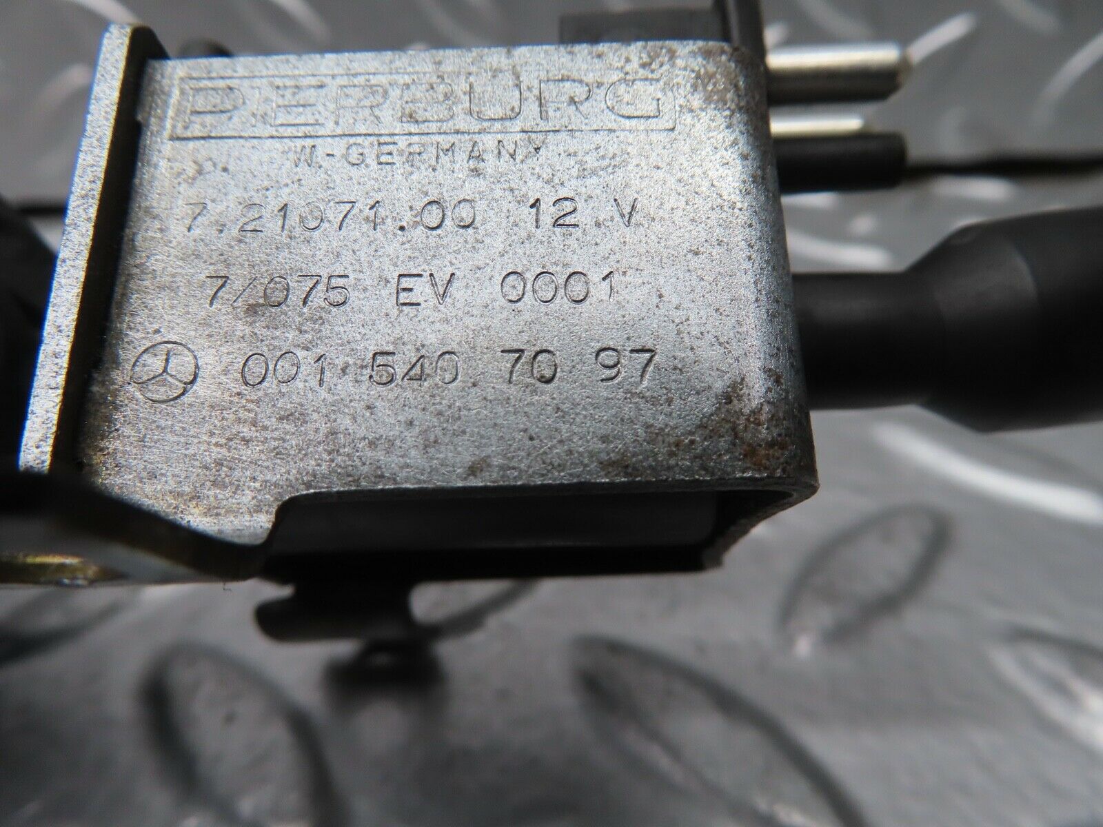 21591 Mercedes-Benz W126 300SE Vacuum Control Valve Pierburg 0015407097