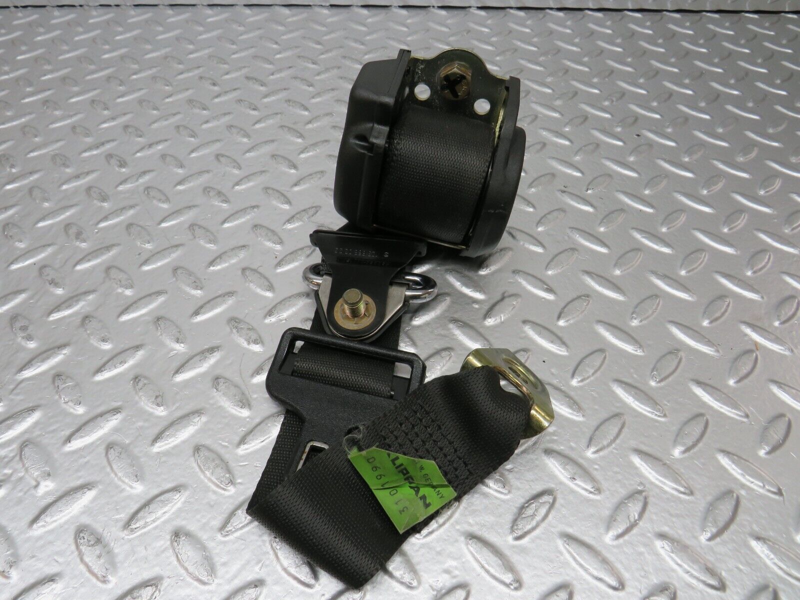 25174 Mercedes-Benz W201 190D Rear Seat Belt Set 1268601886