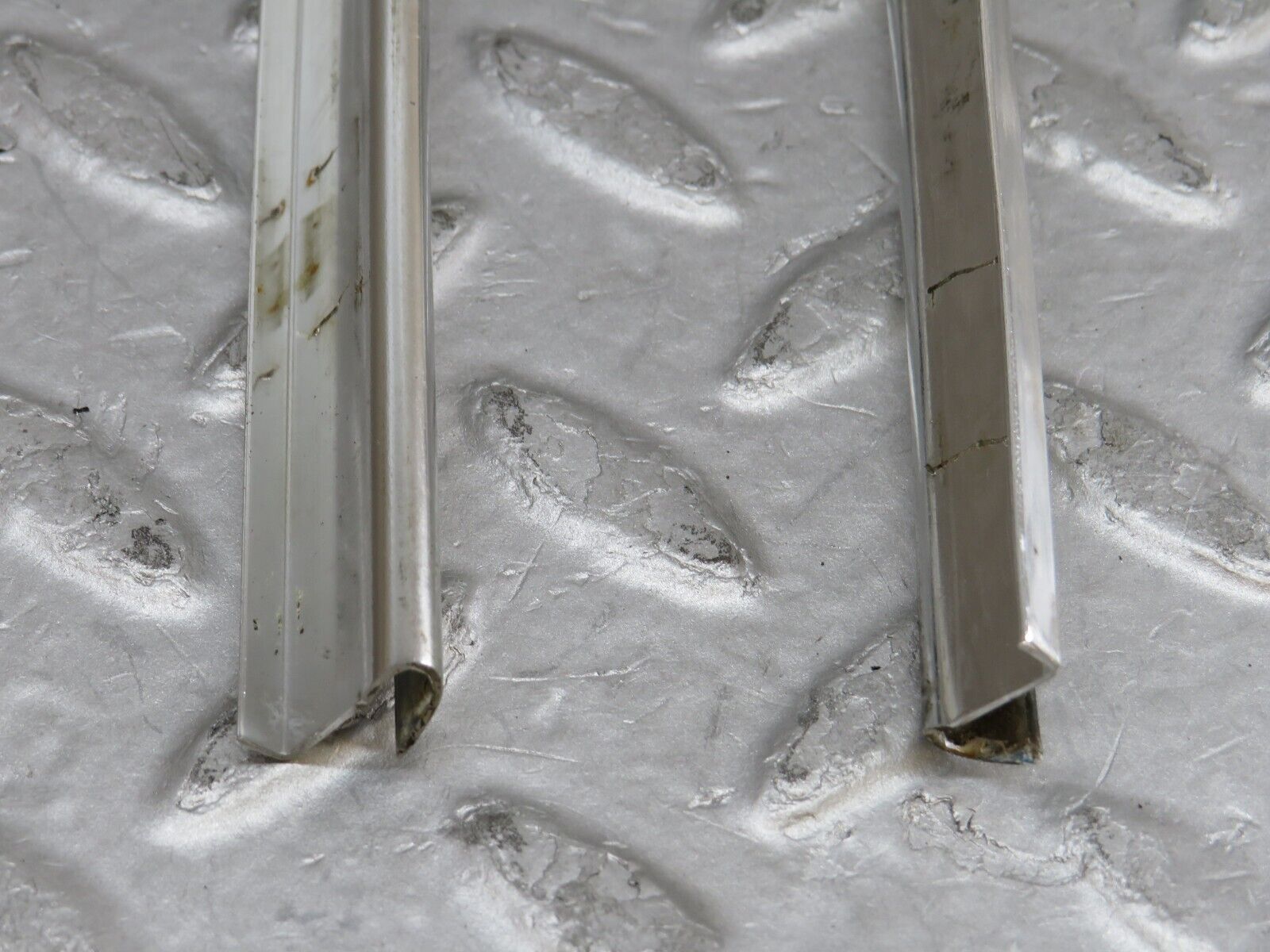 35868 Mercedes-Benz W108 Front Right Door Chrome Trim Pair