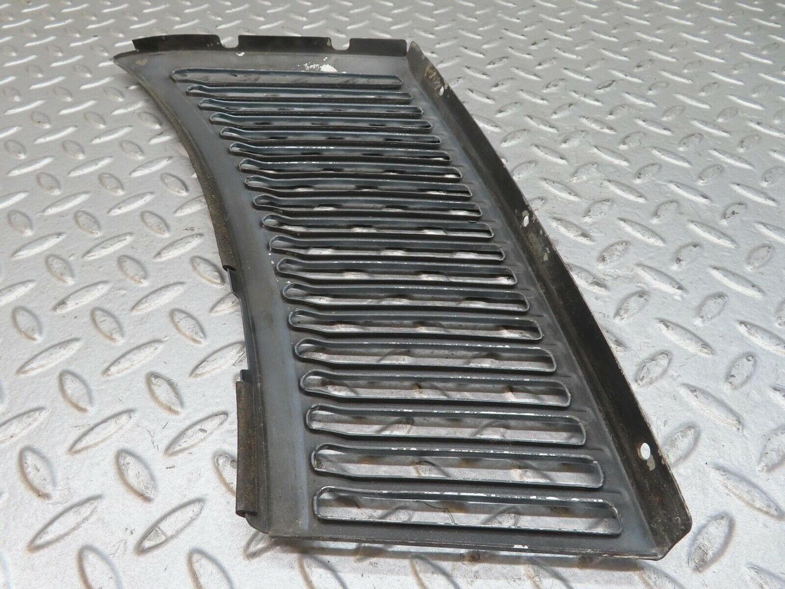 13919 Mercedes-Benz C107 280SLC Air Intake Grill Right Side