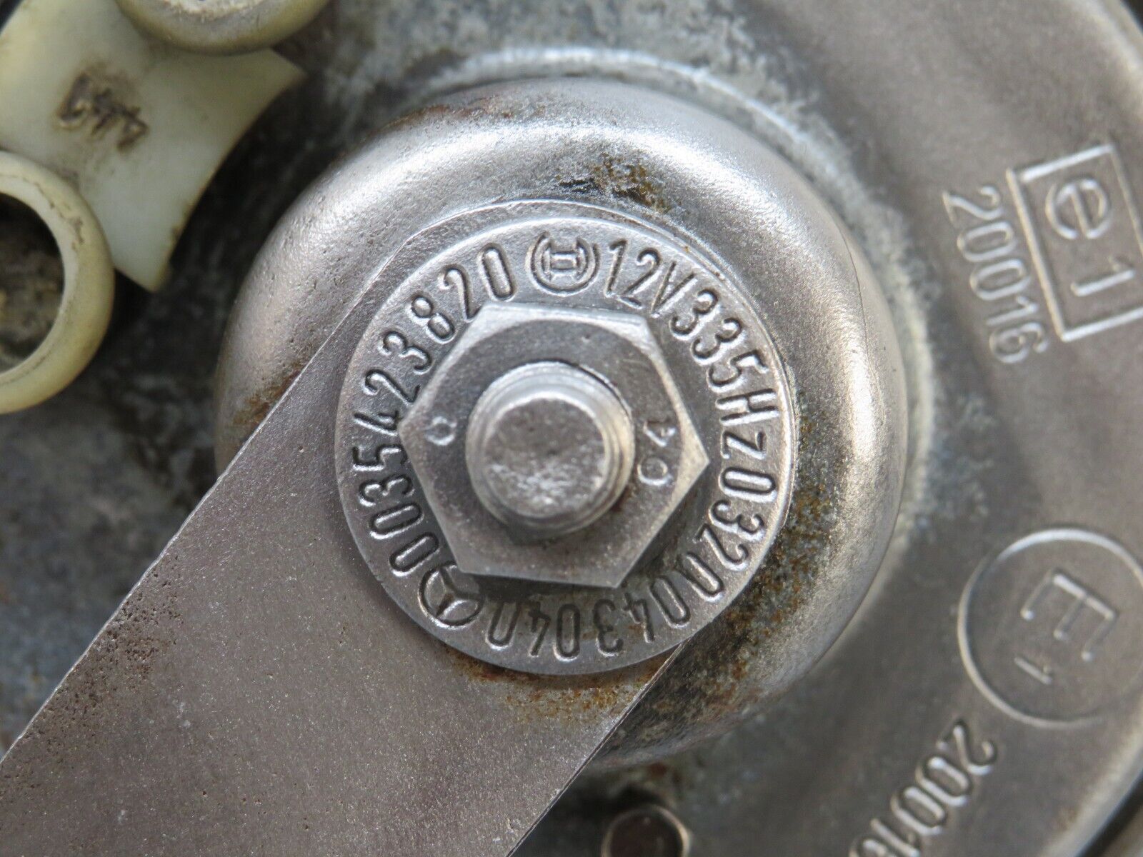 26899 Mercedes-Benz W123 240D Horn Bosch 0035423820