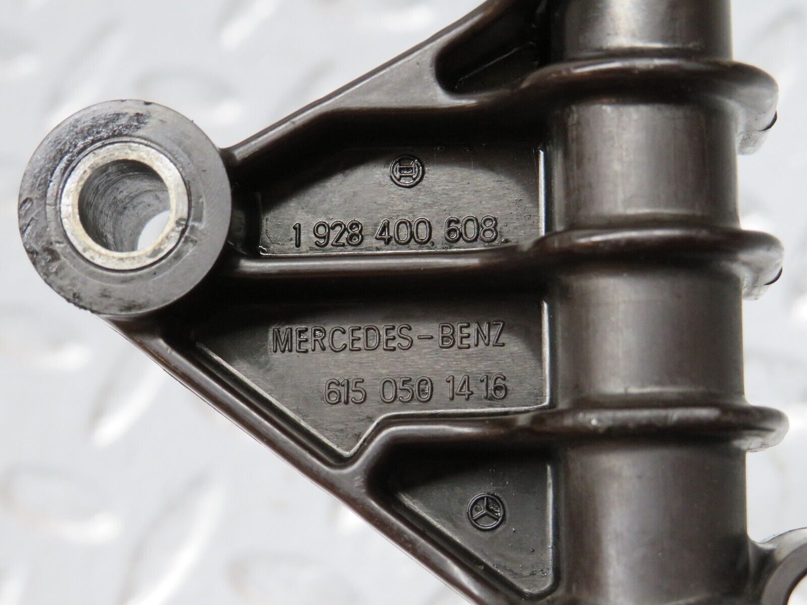 0885 Mercedes-Benz W123 240D Timing Chain Guide Rail 6150501416