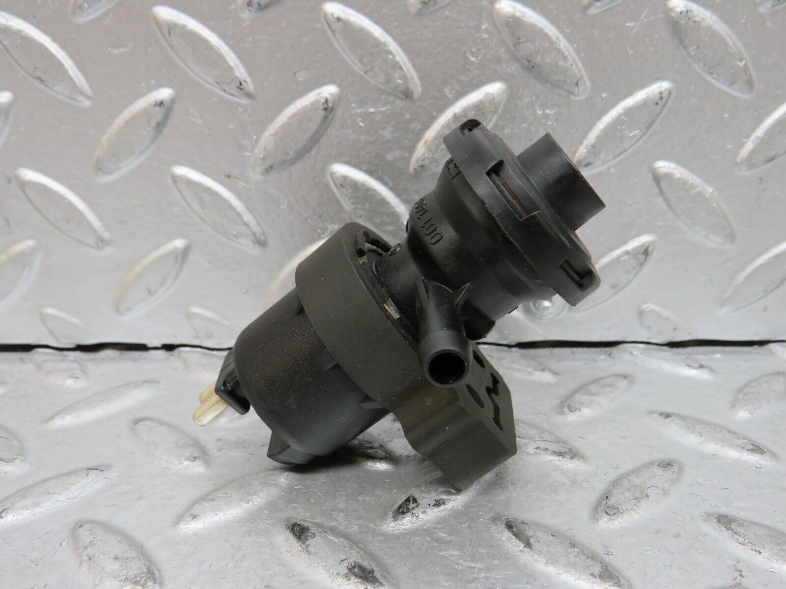 29114 Mercedes-Benz C124 320CE Coupe Fuel Regeneration Vacuum Valve 0011408060