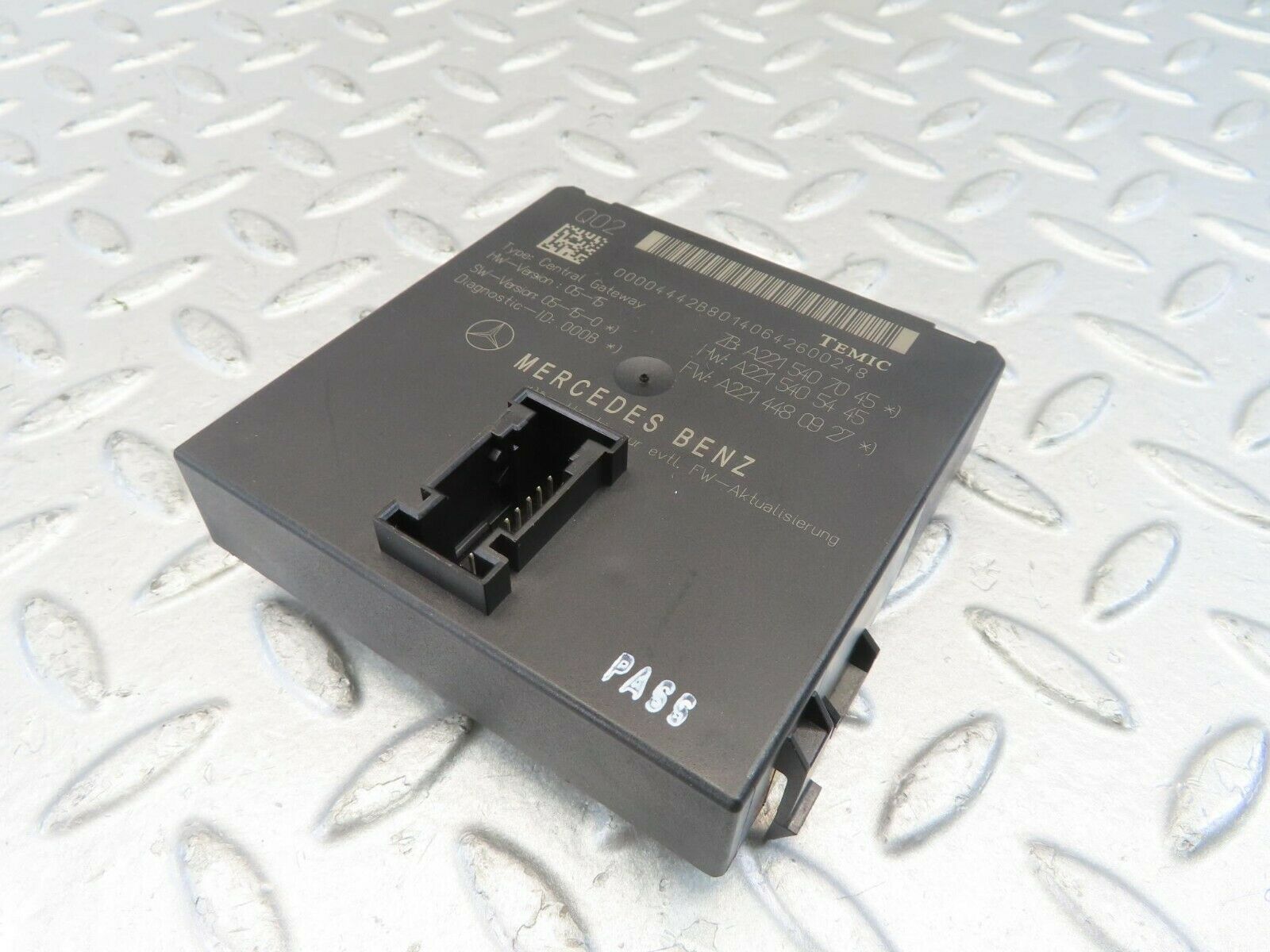 11126 Mercedes-Benz W221 S320 Central Gateway ECU 2215407045