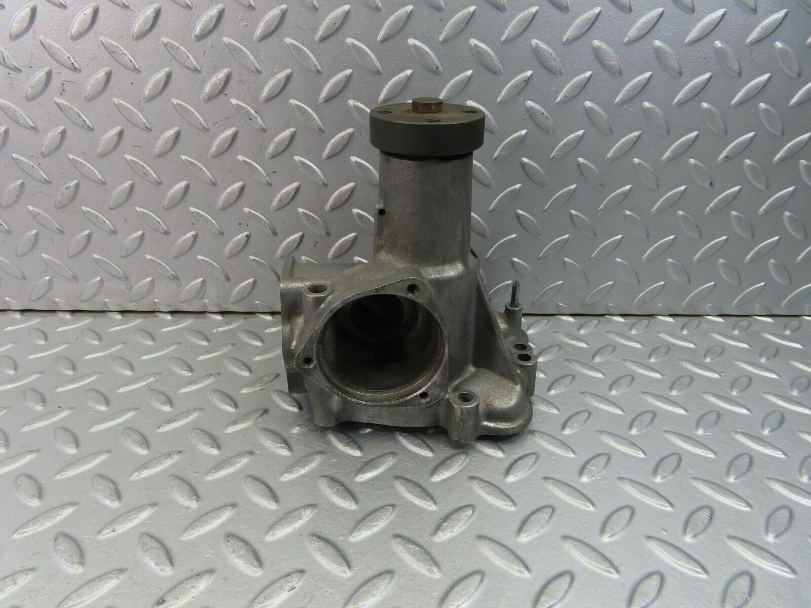 8933 Mercedes-Benz W116 Water Pump 1162011101