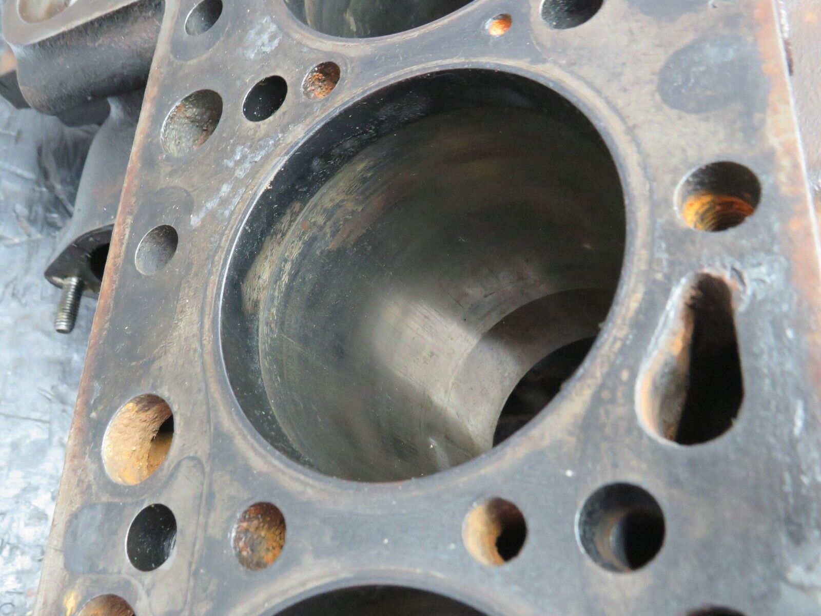 31170 Mercedes-Benz W123 200D Engine Block OM615.940 6150113001