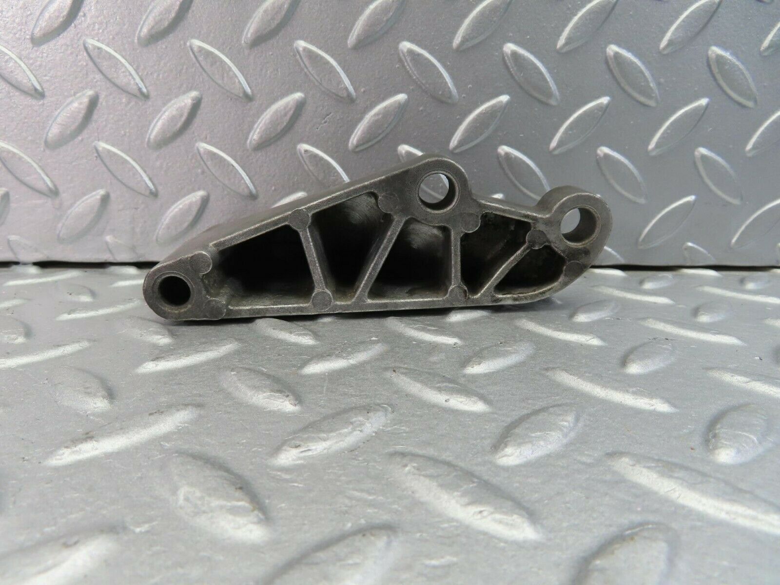 9819 Mercedes-Benz C123 280CE Coupe Power Steering Pump Bracket 1104663141