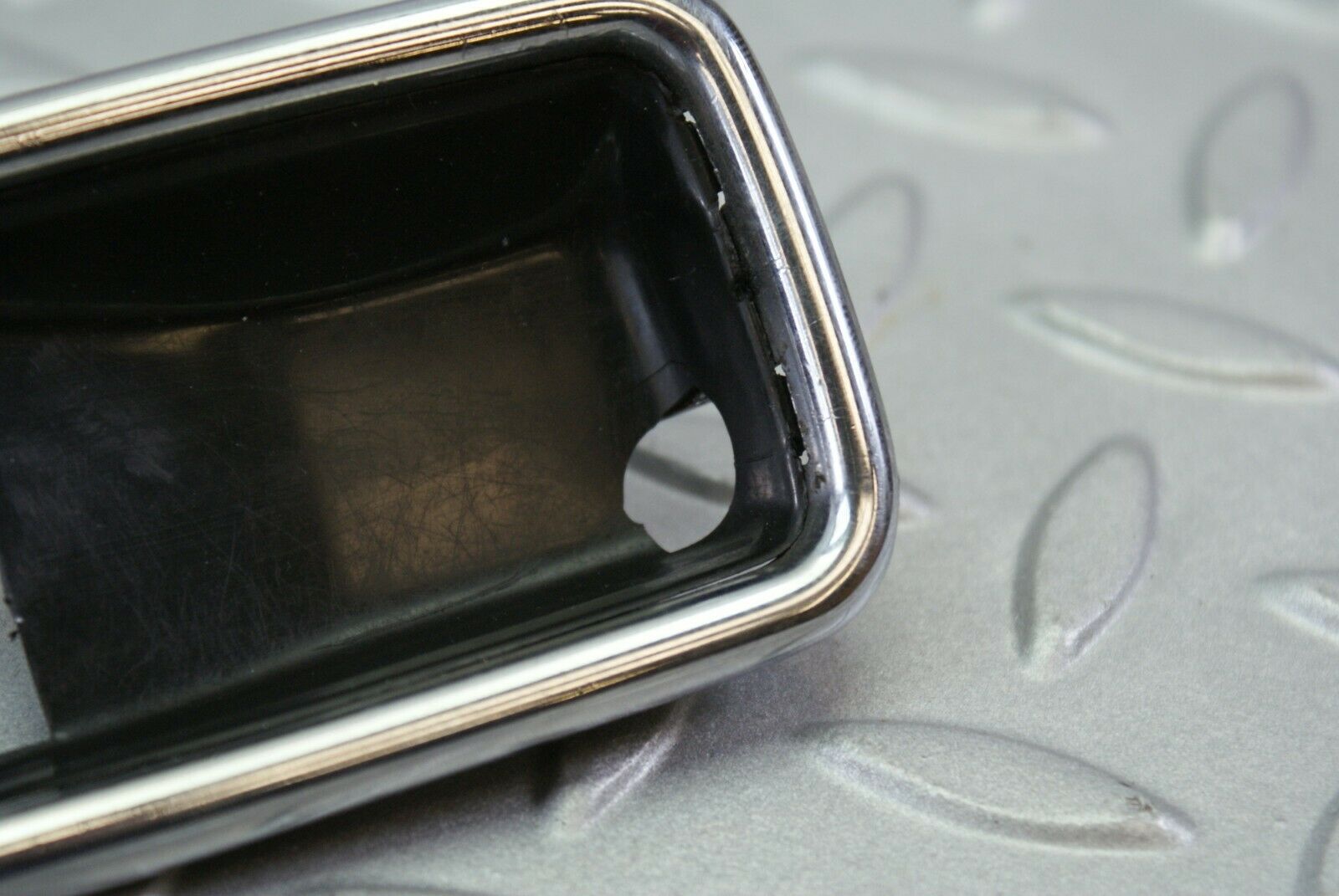 3183 Mercedes-Benz W115 220D Chrome Frame For Door Handle Left 1087660511