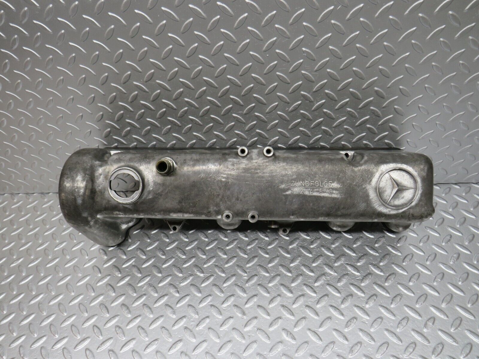 32936 Mercedes-Benz W123 300D Cylinder Head Valve Cover 6170160305