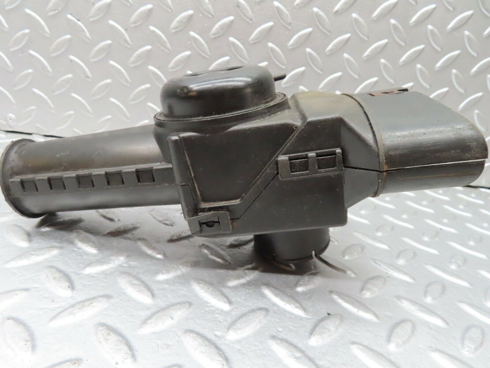 18190 Mercedes-Benz W123 200 Air Filter House Air Intake Valve