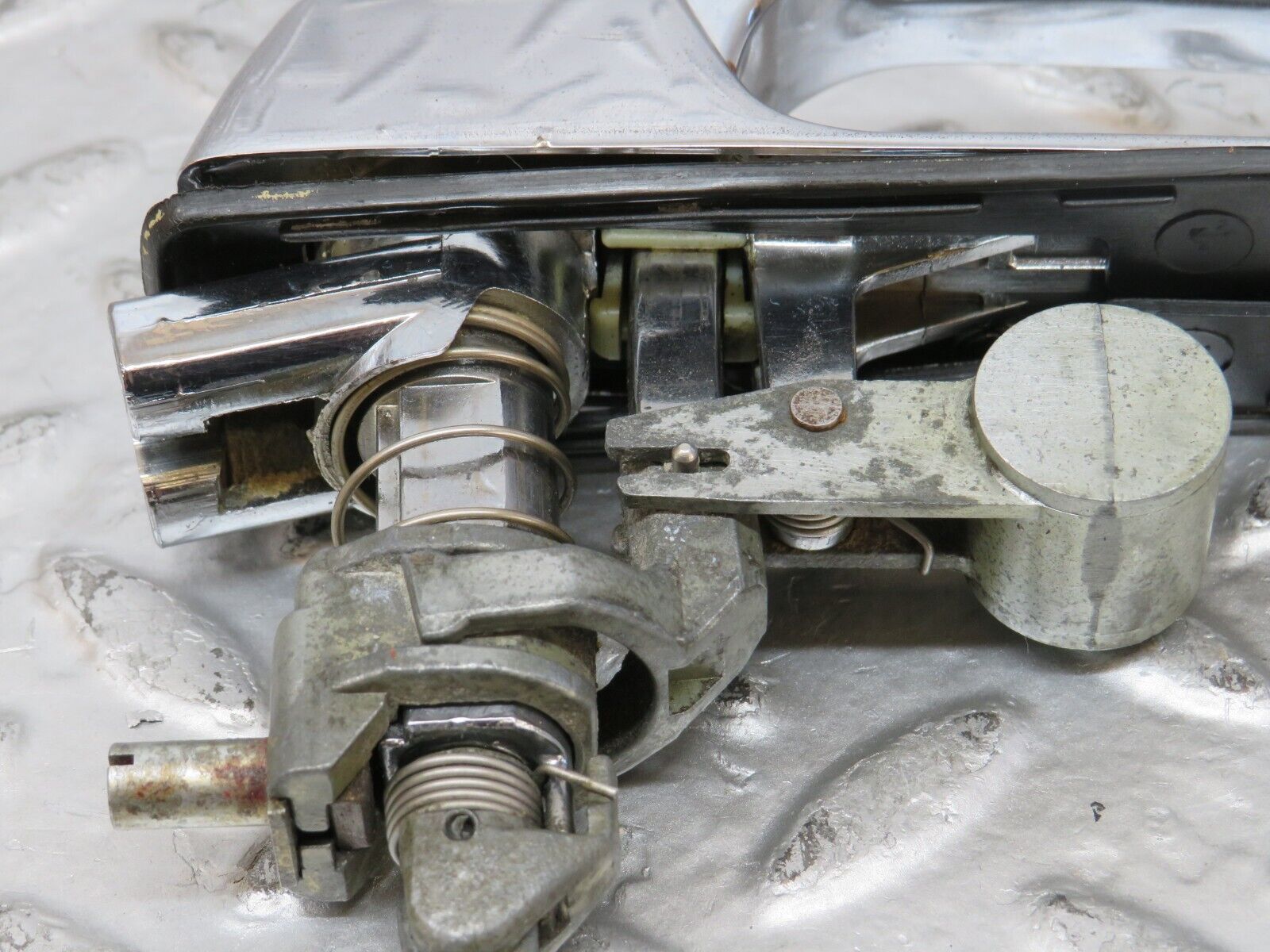 26083 Mercedes-Benz W116 450SE Chrome Door Handle Fr. Left No Key 1167600159