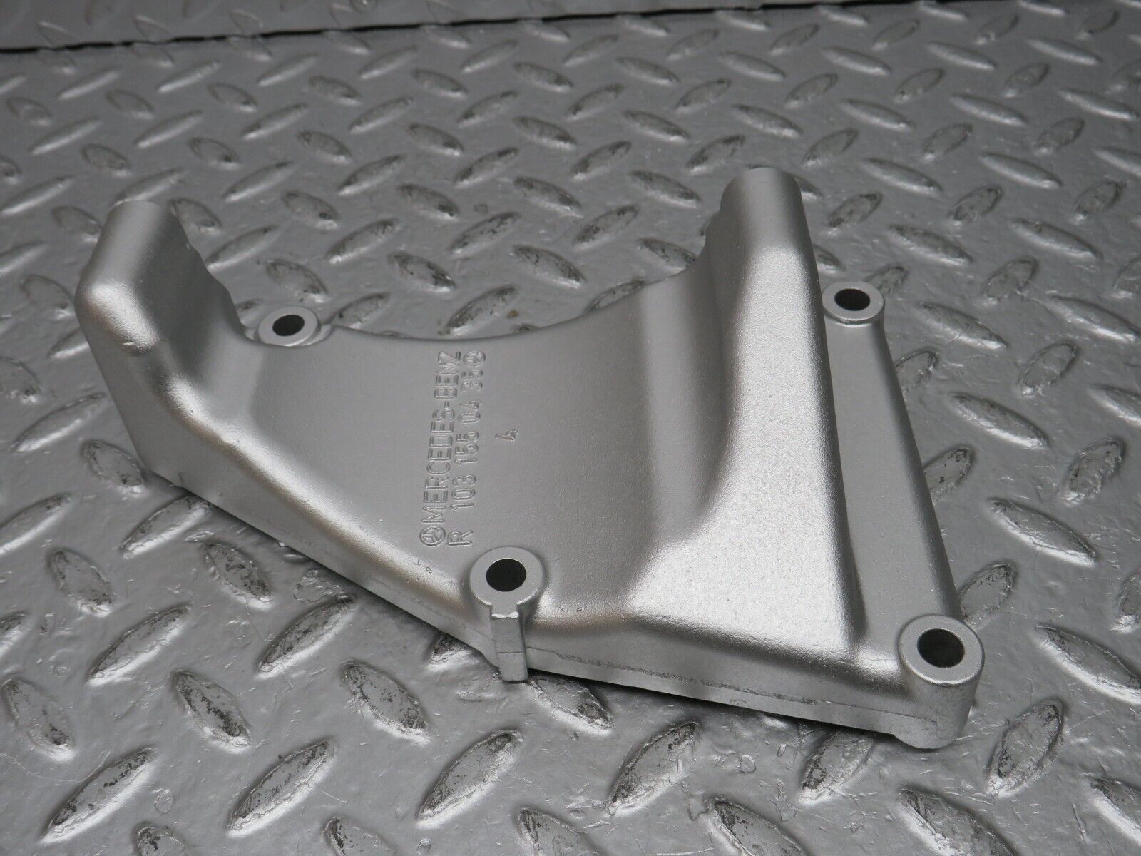 32663 Mercedes-Benz S124 300TE Wagon Alternator Generator Bracket 1031550435