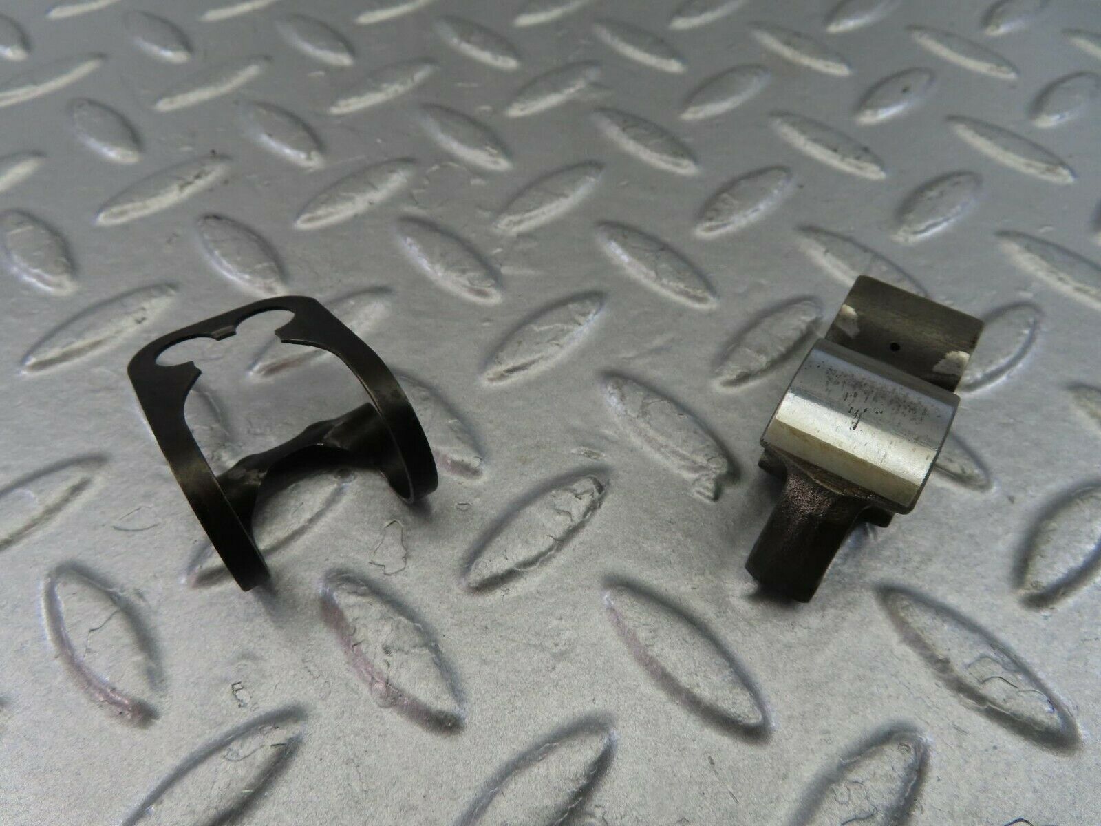 9868 Mercedes-Benz C123 280CE Coupe Valve Rocker Arm With Retaining Spring