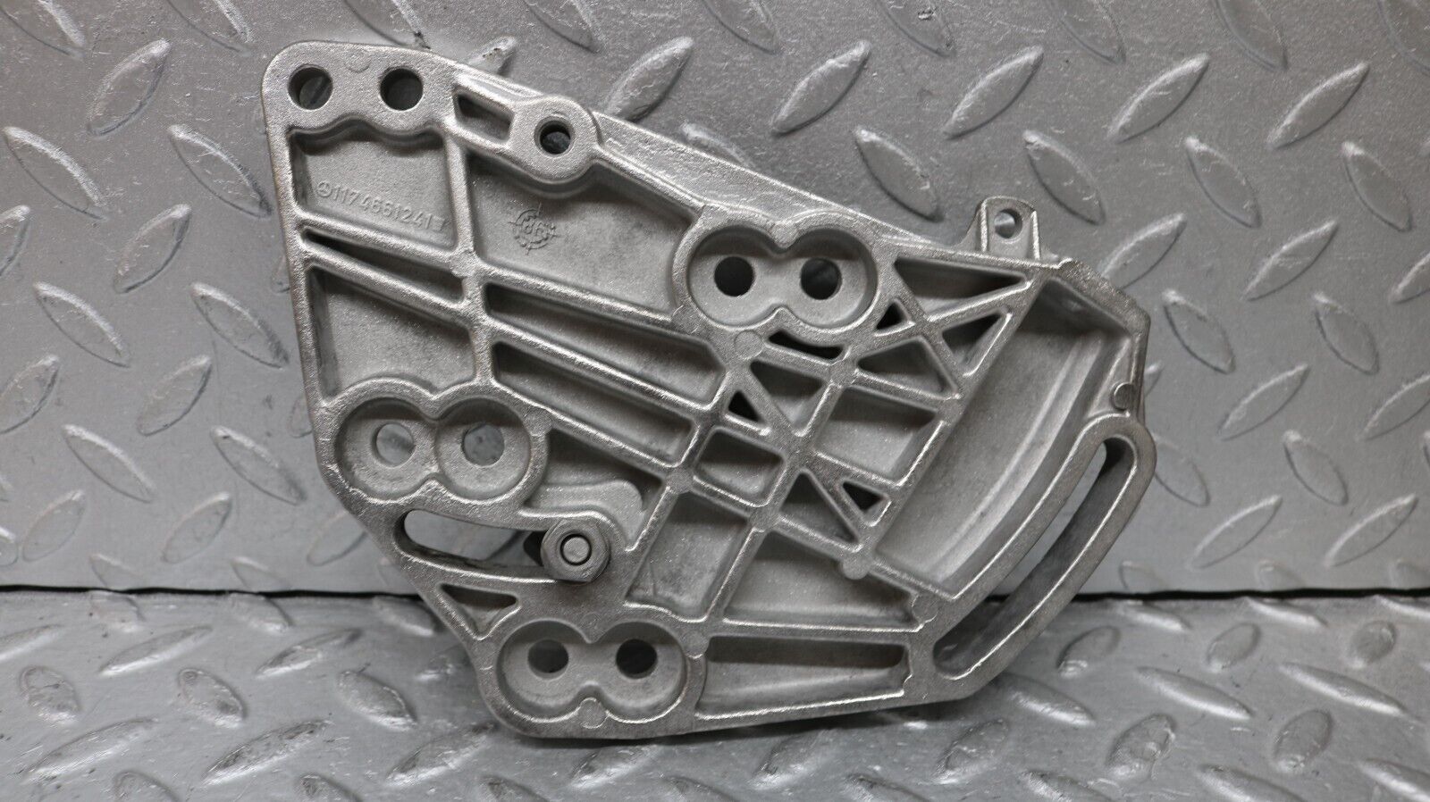 37251 Mercedes-Benz C126 420SEC Coupe Power Steering Pump Bracket 1174661241