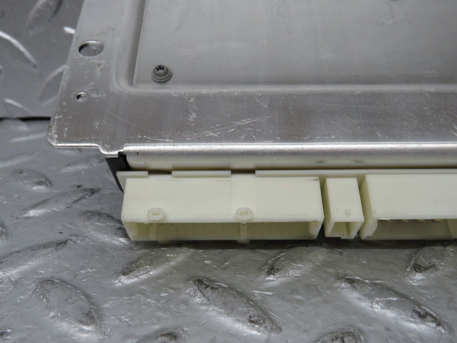 35148 Mercedes-Benz W221 Air Suspension Control Unit 2215408245