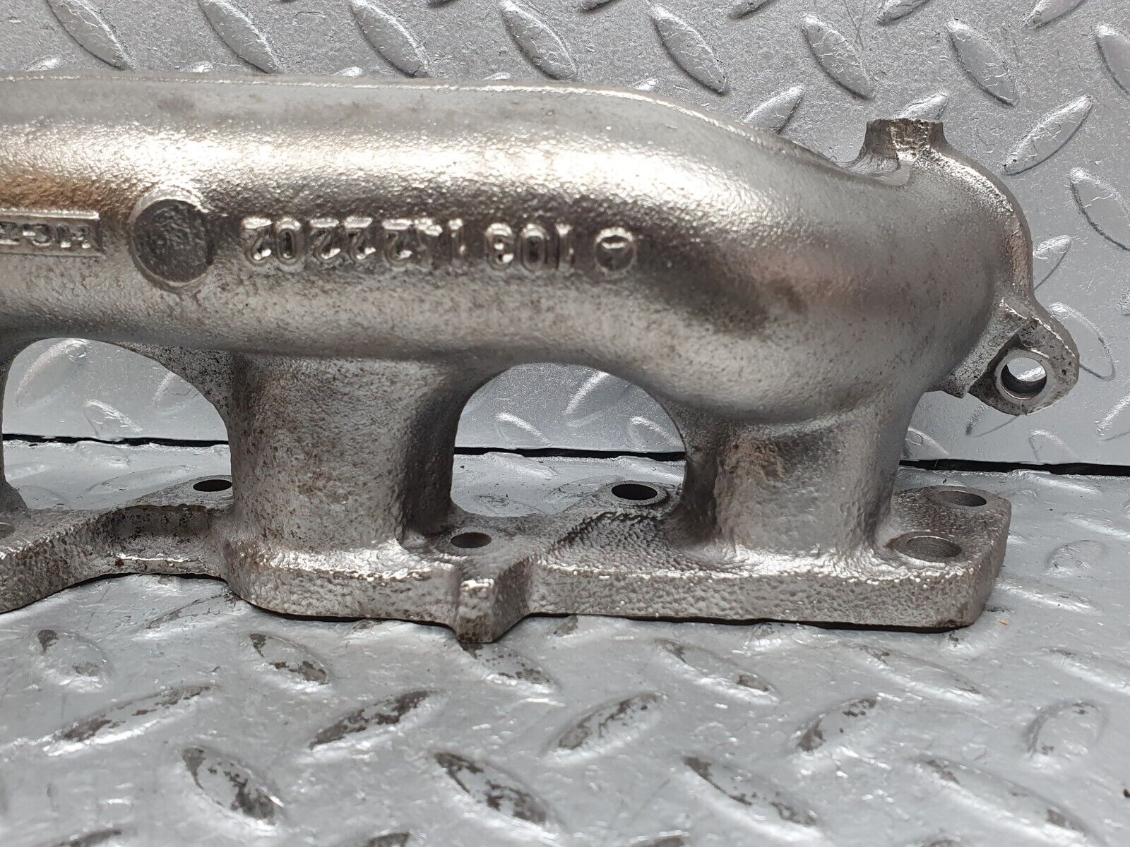 41202 Mercedes-Benz W126 300SE Exhaust Manifold Cylinder 4-6 1031422202